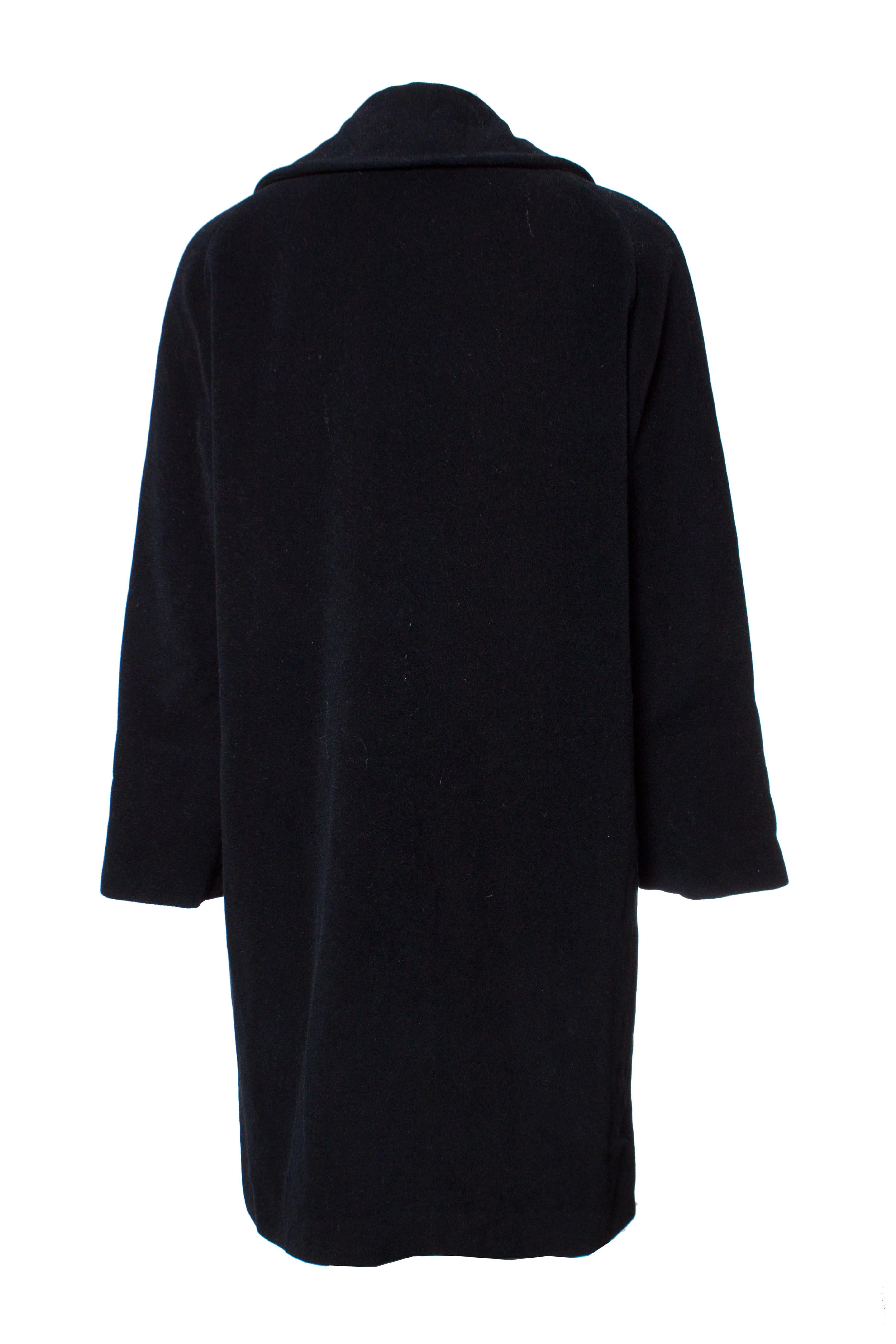 Jil Sander, Black oversized wool coat. This item has two pockets on the side. This item is in good condition.

• CONDITION: good condition

• SIZE: EU36 - S

• MEASUREMENTS: length 94 cm, width 52 cm, waist 58 cm, shoulder length 47 cm,

arm length