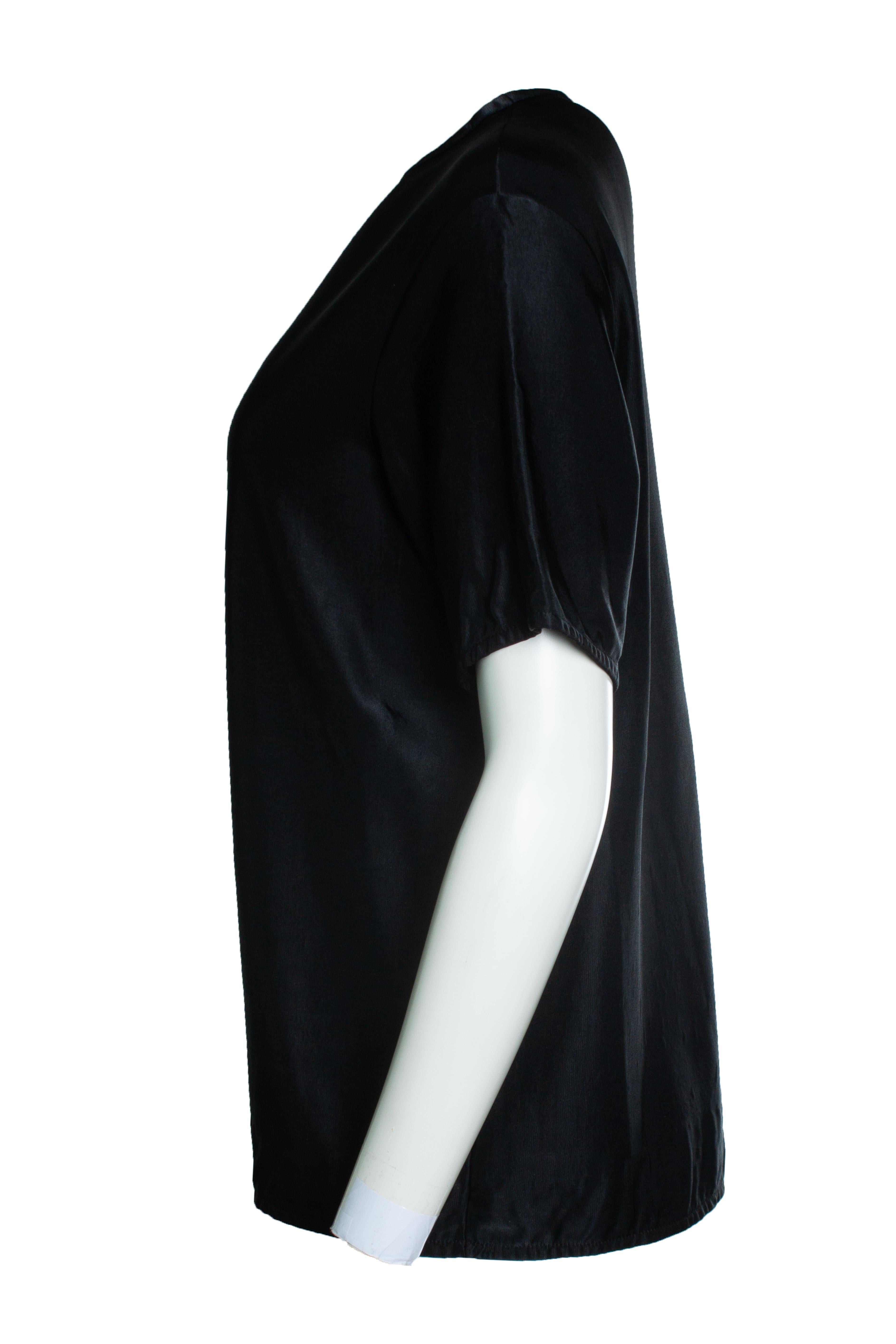 Jil Sander, black shiny short sleeve top. The item is in good condition. 

CONDITION: good condition

SIZE: 36 - s

MEASUREMENTS: length 66 cm, width 49 cm, waist 48 cm, shoulder width 43 cm, sleeve length 22 cm

MATERIAL: 93% viscose 7%