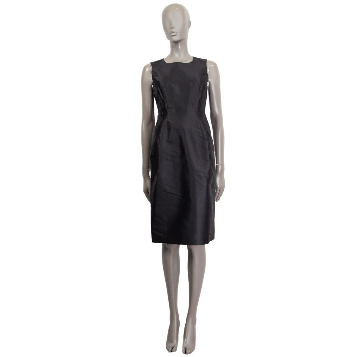 100% authentic Jil Sander sleeveless sheath dress in black silk (100%) with two pleats at front. Lined in black silk (100%). Opesn with a zipper on the back. Has been worn once and is in virtually new condition. 

Measurements
Tag
