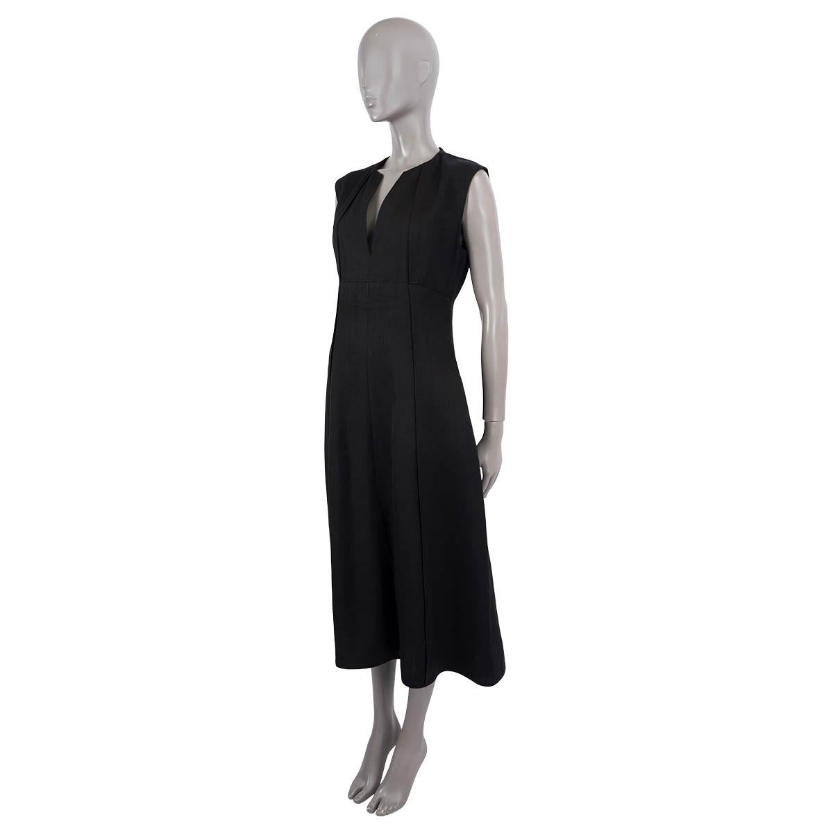 100% authentic Jil Sander plunging v-neck flared dress in black viscose (57%), silk (27%) and linen (16)%. The desgin features a concealed zipper on the back and slit pockets on the side. Lined in viscose (95%) and elastane (5%). Has been worn and
