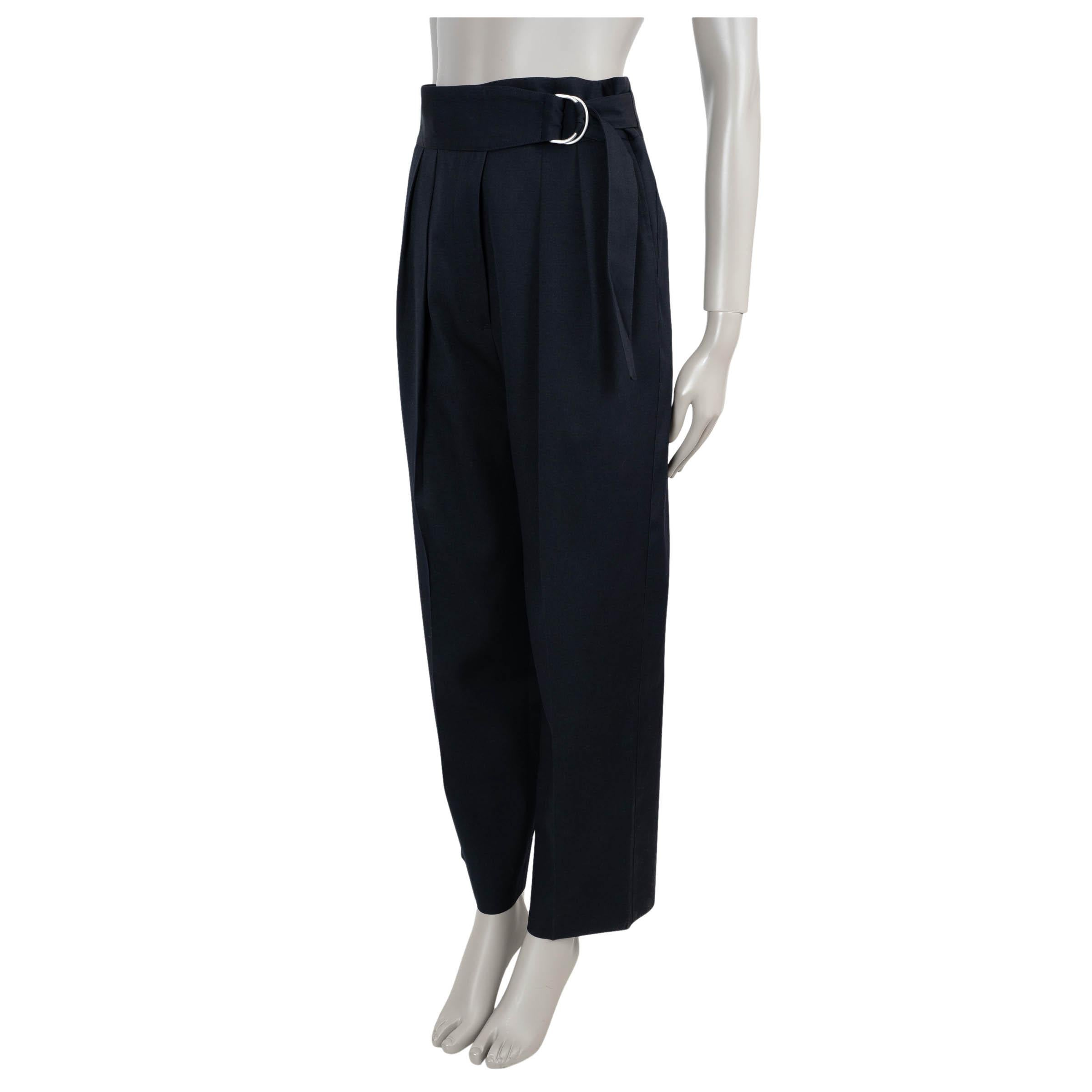 Questi pantaloni Jil Sander Napoleon in gabardina di lana nera, autentici al 100%, ridefiniscono l'eleganza sartoriale con un tocco moderno. Progettati con una silhouette a vita alta e lunga fino alle caviglie, presentano gambe larghe, pieghe