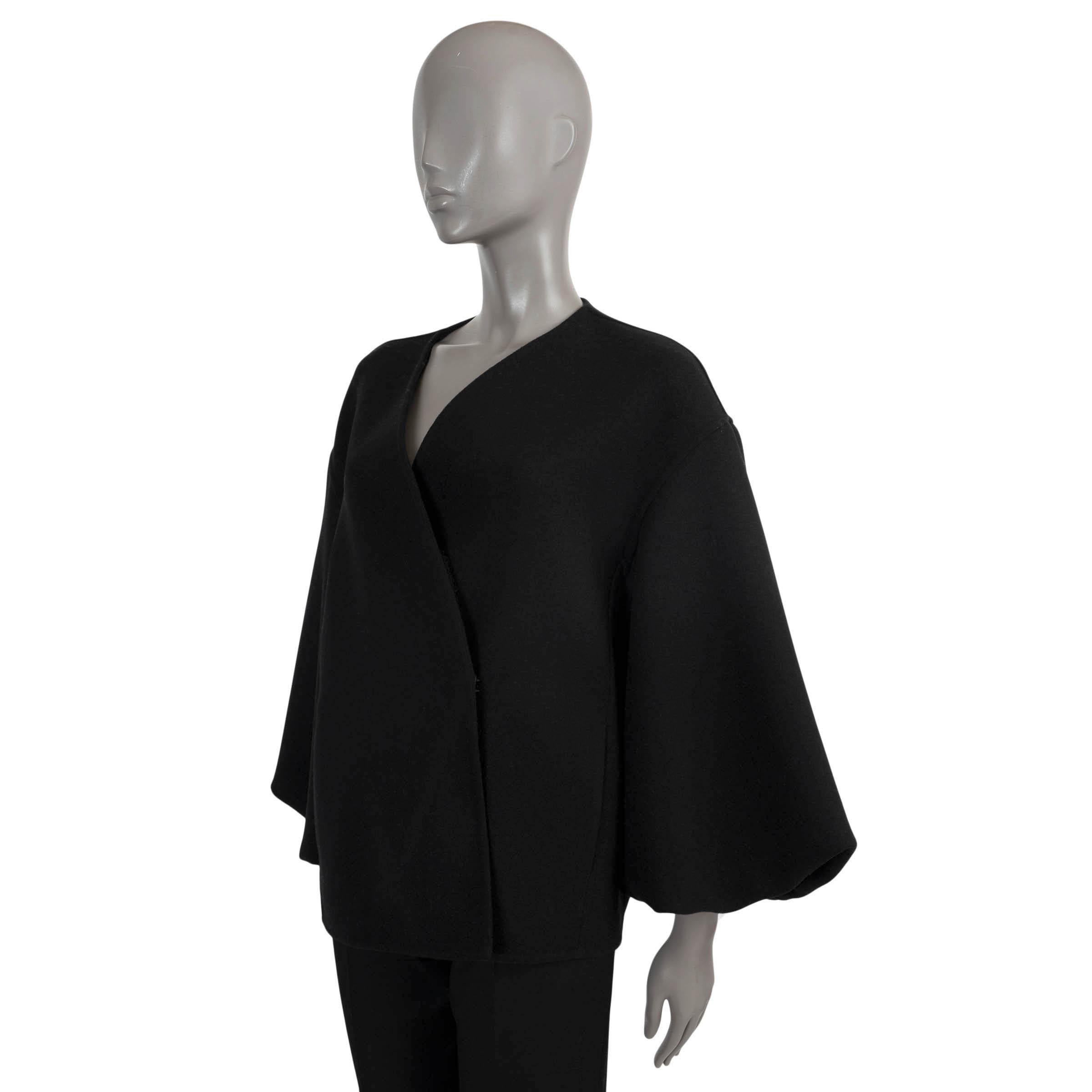 100% authentic Jil Sander jacket in black double face wool (100%). Features an oversized fit with dropped shoulders and balloon sleeves. Closes with a wrap front and three concealed push-buttons. Unlined. Has been worn and is in excellent