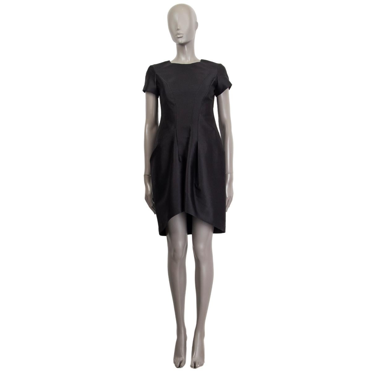 100% authentic Jil Sander structured short sleeve dress in black wool (43%), cotton (38%), polyester (17%), nylon (2%) featuring two front pleats. Lined in silk (53%) and cupro (47%). Back part is longer than the front. Opens with a zipper on the