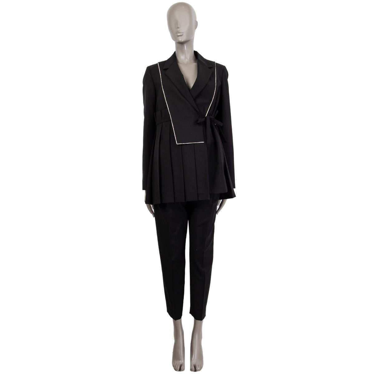 100% authentic Jil Sander blazer in black wool (73%) and mohair (27%) with off-white tim around flap and notch collar. Features one sided pleates at front and full pleats on back. Closes with one button and a strap. Lined in black viscose (55%) and