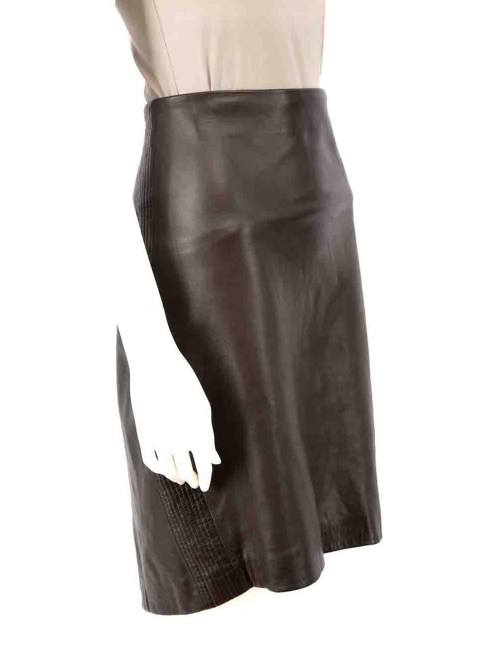CONDITION is Very good. Minimal wear to skirt is evident. Minimal wear to the centre-back zip fastening with slight splitting of the base of the seam on this used Jil Sander designer resale item.
 
 Details
 Brown
 Leather
 Straight skirt
 Back and