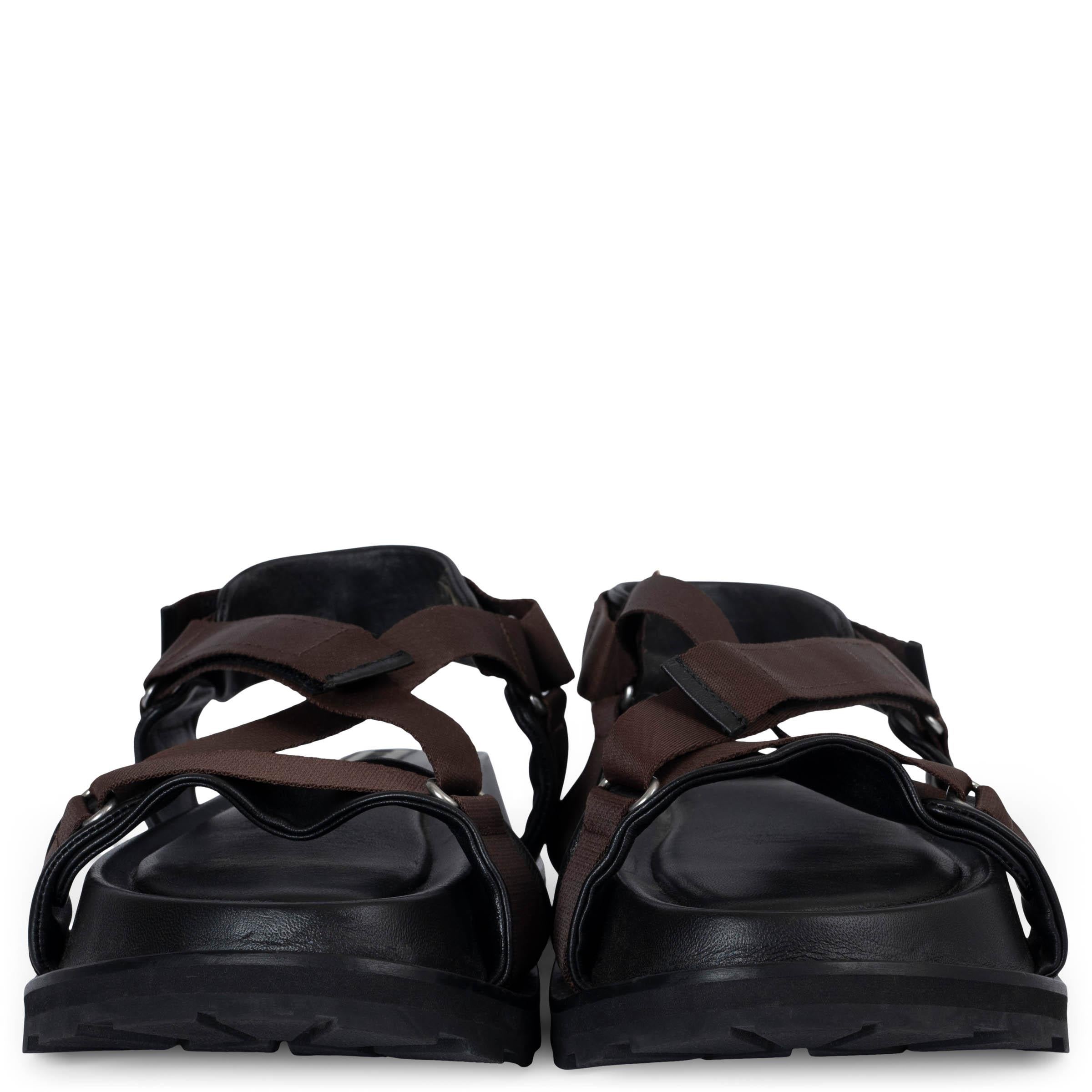 Questi sandali di ispirazione escursionistica di Jil Sander, autentici al 100%, sono realizzati in nylon marrone e pelle nera e offrono una moderna interpretazione del design utilitaristico. Caratterizzati da cinturini in velcro regolabili per una