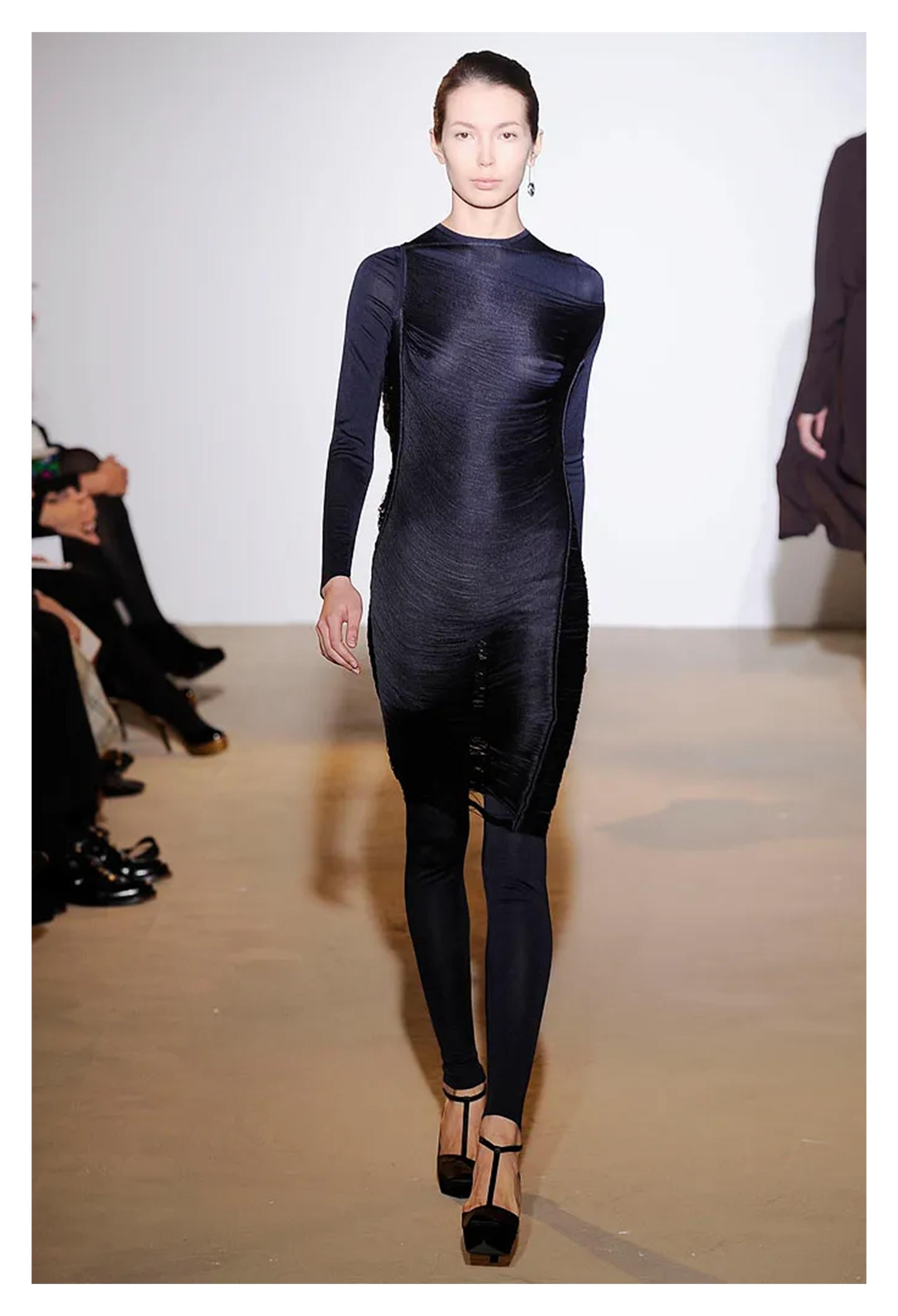 Resurrection Vintage freut sich, ein schwarzes Fransenkleid von Jil Sander by Raf Simons aus der Frühjahrskollektion 2009 anbieten zu können. Es hat drapierte Franseneinsätze, einen geraden Ausschnitt, ist gefüttert, ärmellos und bis unter die Knie