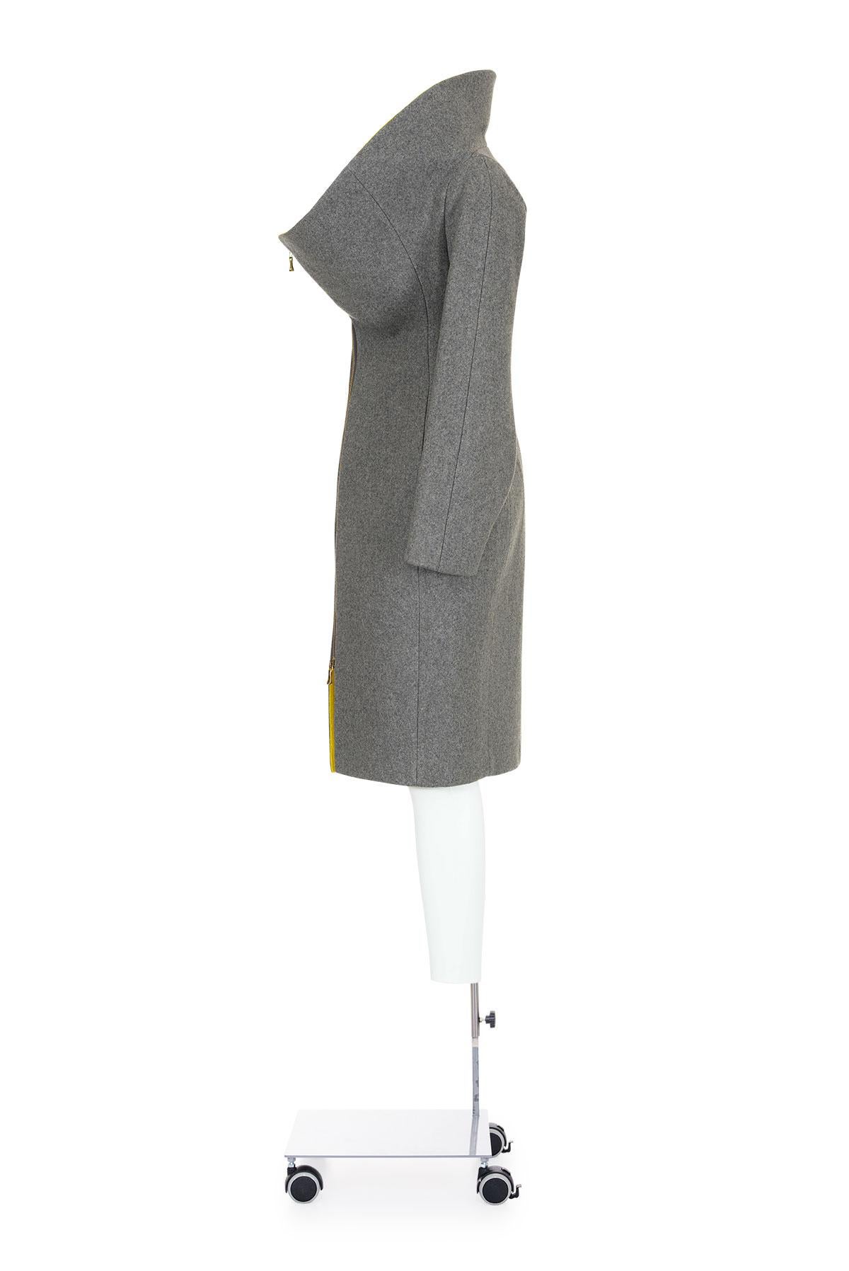 Fall Winter 2009 structured anatomical double zip coat by Jil Sander by Raf Simons
Asymmetrical collar
Double bonded fabric
Fully lined
100% virgin wool