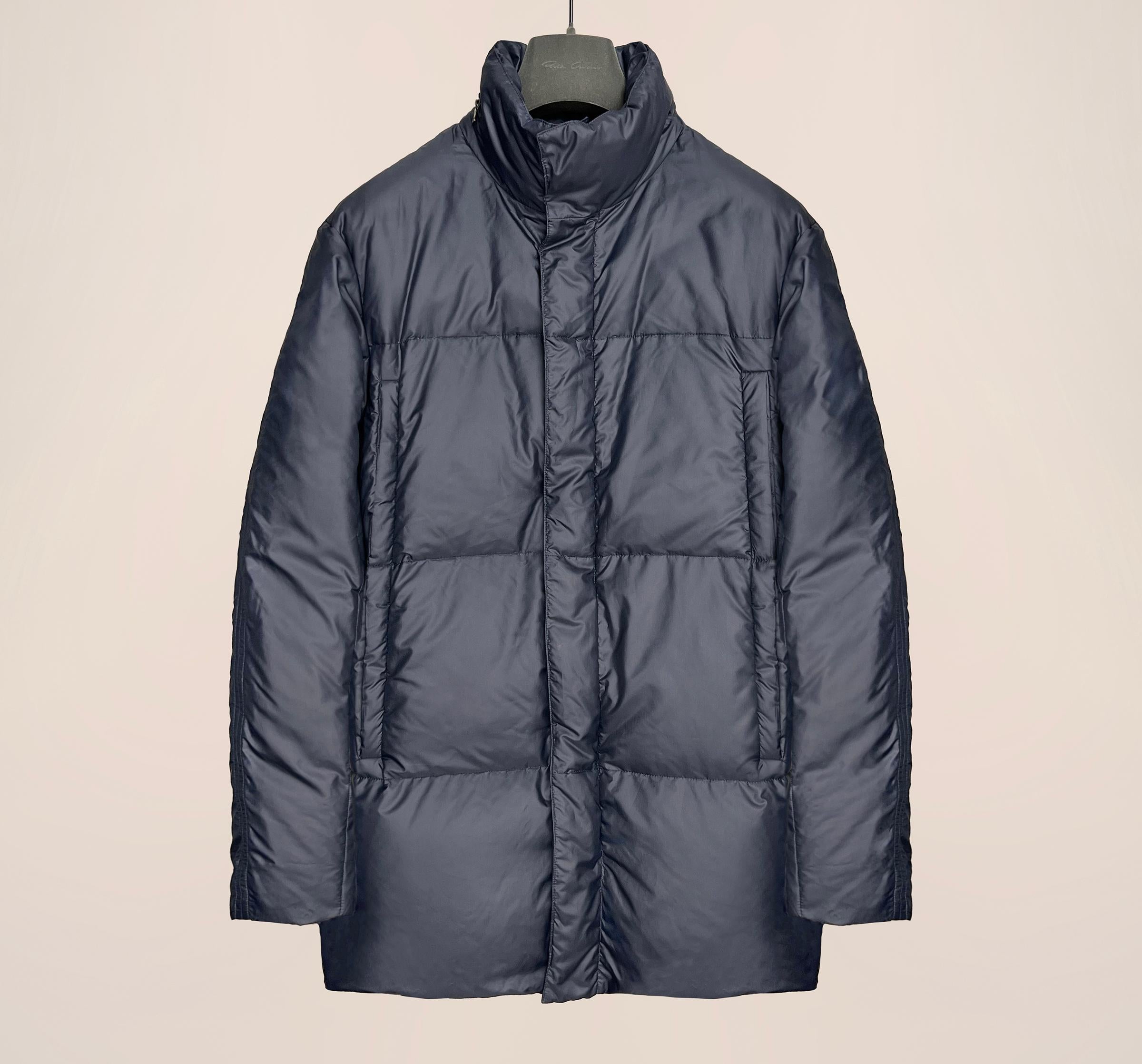 Jil Sander by Raf Simons
cappotto con cerniera in vera piuma d'oca

 

taglia IT48 (va bene anche per 50/52)
prodotto in Italia
colore: blu scuro
condizioni: usato con cura

cerniera anteriore: Riri M6, doppia
cappuccio nascosto nel colletto
doppie