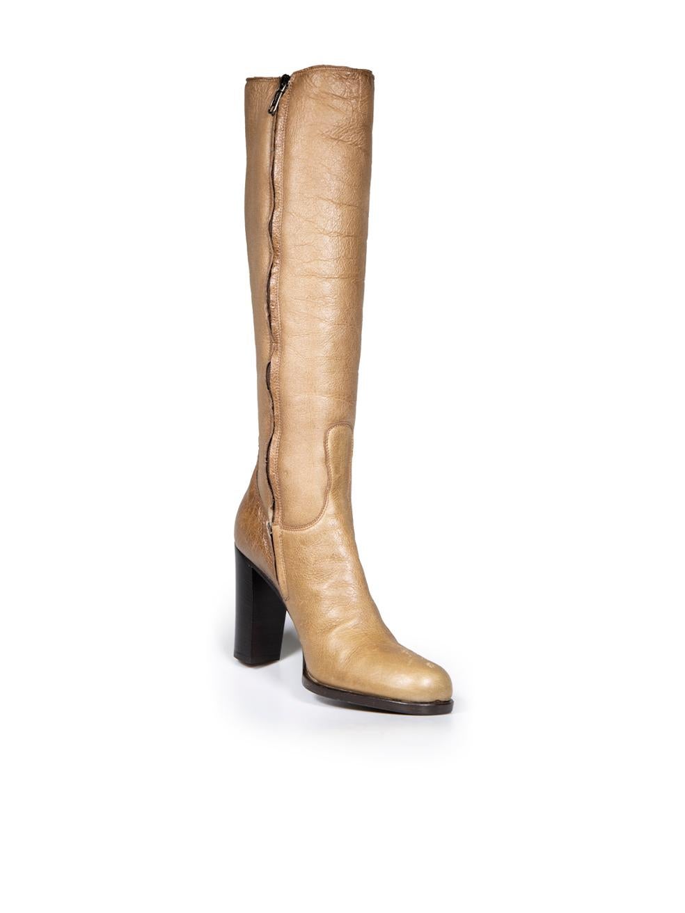 CONDITION is Very good. Minimal wear to boots is evident. Minimal wear to both boot toes and heels with abrasions to the leather on this used Jil Sander designer resale item.
 
 
 
 Details
 
 
 Camel
 
 Leather
 
 Knee high boots
 
 Shearling wool
