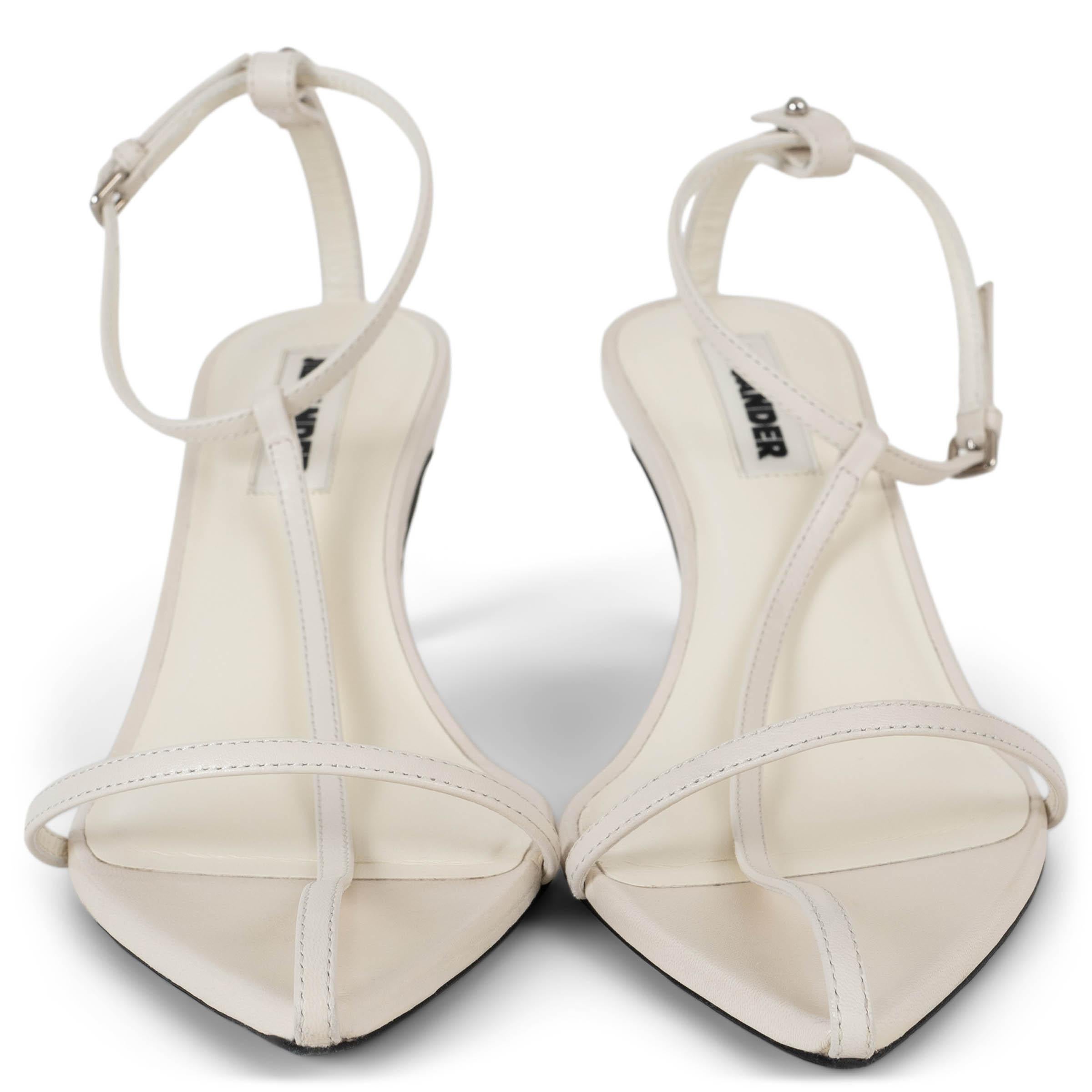 Diese 100% authentischen Jil Sander Sandalen aus kreideweißem (cremefarbenem) Leder sind ein Traum für Minimalisten und zeigen die für die Marke typische schlichte Eleganz. Sie sind mit einem raffinierten T-Steg und einem schmalen Riemen auf der