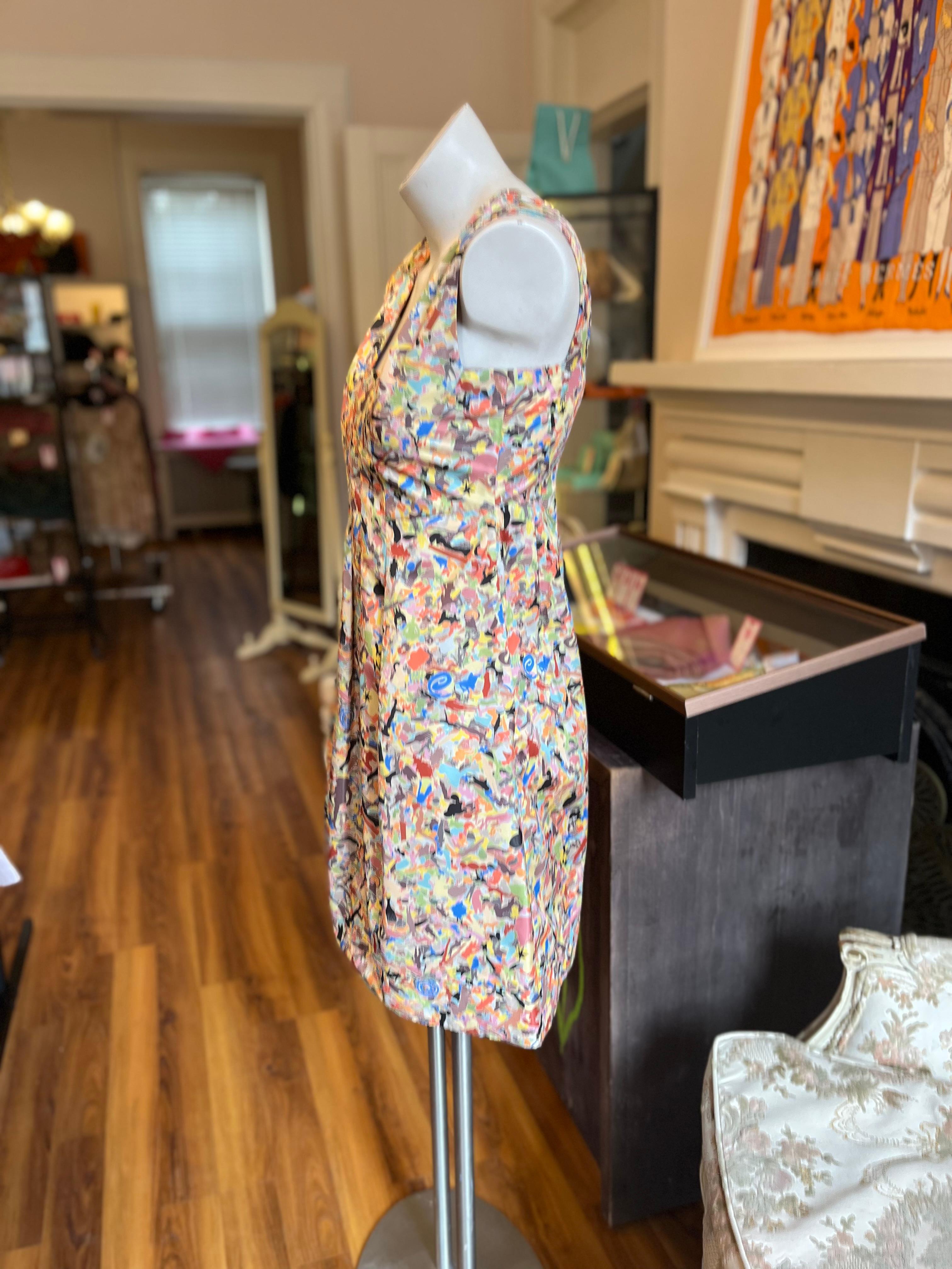 Das in Italien gefertigte Kleid ist ein wunderschönes Frühlings-/Sommerkleid aus Polyester und Seide. Ein für Jil Sander ungewöhnliches abstraktes Muster, das dennoch einen klassischen Look hat. Ja, es gibt Taschen!
Bei diesem Kleid behält Jil