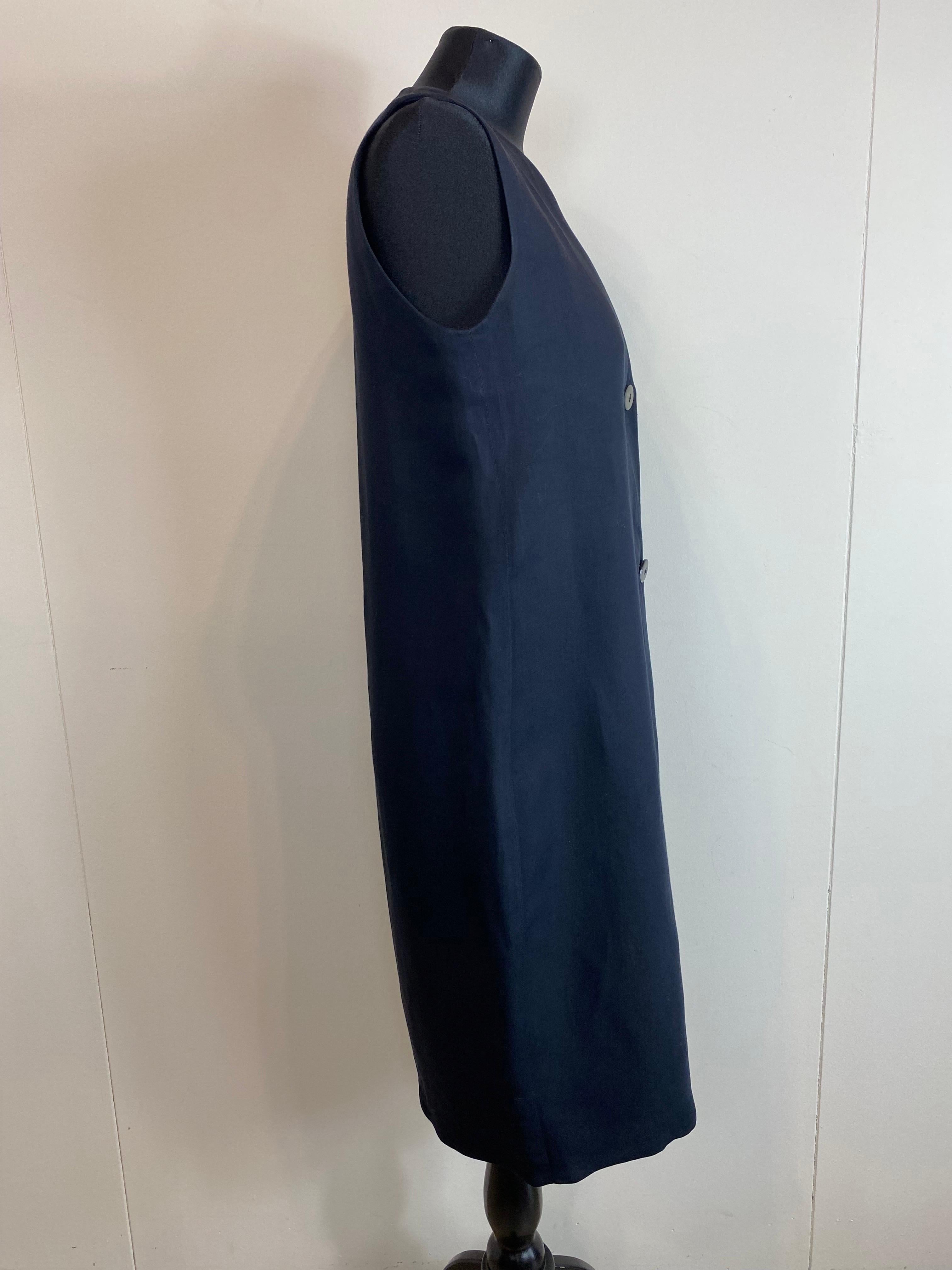 Dunkelblaues Kleid von Jil Sander aus Leinen und Viskose.
Ärmellos. 
Mit V-Ausschnitt und zwei Knöpfen. 
In sehr gutem Zustand.
Größe 36

Schultern 36 cm
Brustumfang 45 cm
Taille 48 cm
Becken 51 cm
Gesamtlänge 100 cm