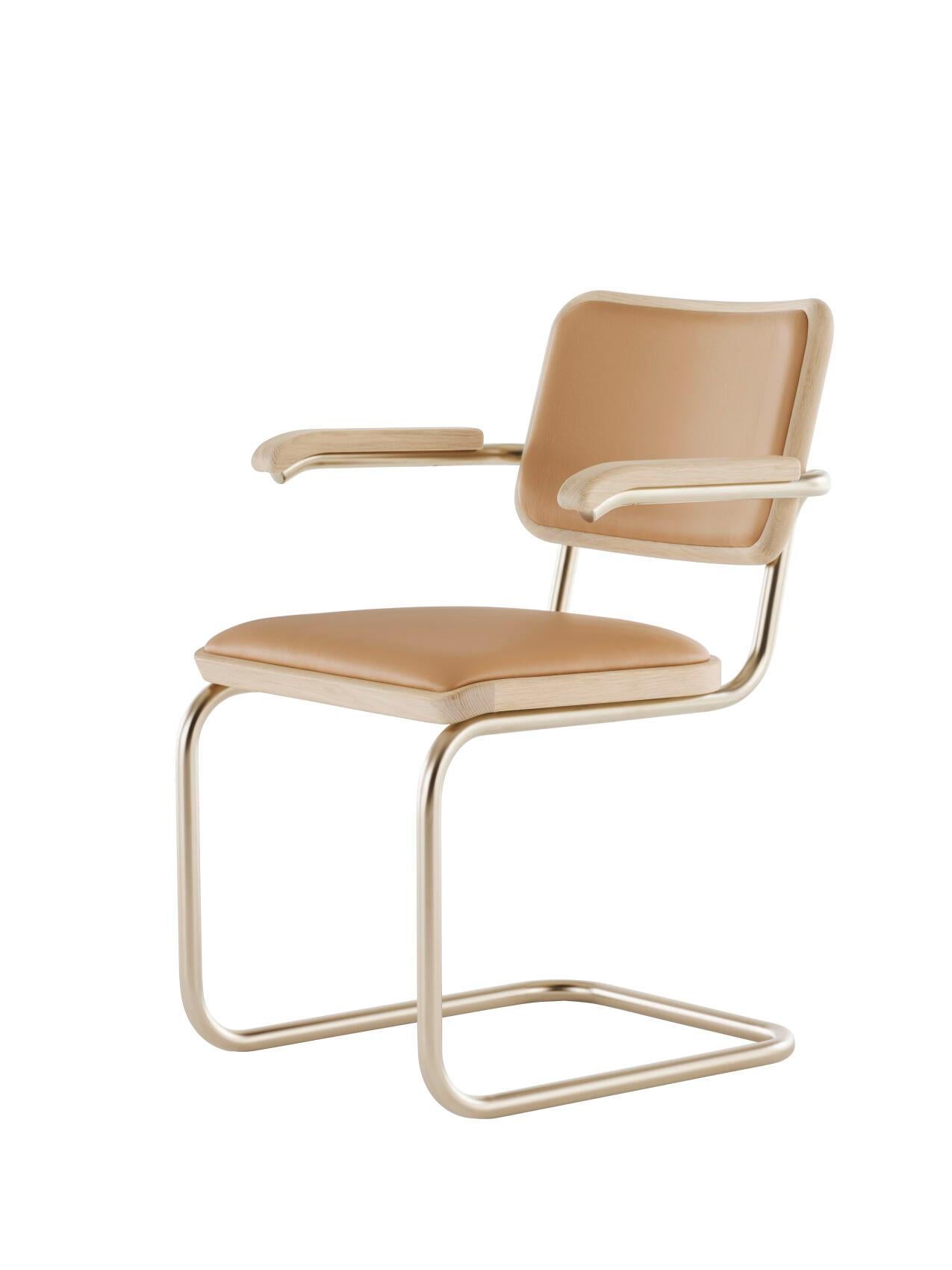 Jil Sander für Thonet S 64 P Serious aus lackiertem Holz und Leder. Neue, aktuelle Produktion.

Mit dem JS . THONET signature collection hat sie die berühmtesten Stahlrohr-Klassiker aus den späten 1920er Jahren aufgegriffen und ihnen ihren eigenen