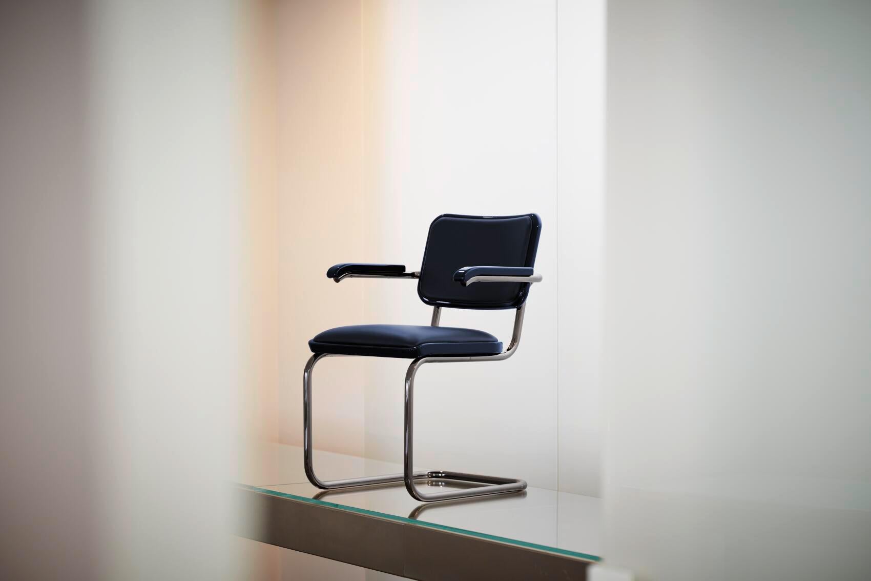 Jil Sander für Thonet S 64 P Serious 01 aus lackiertem Wood und schwarzem Leder im Angebot 2