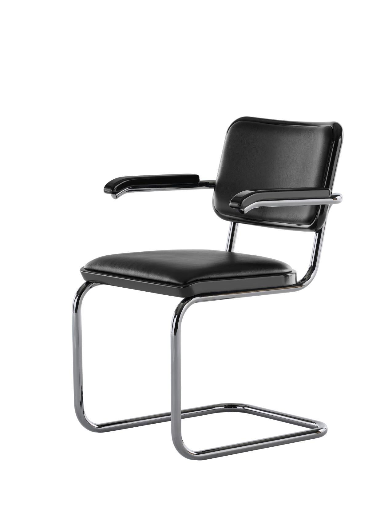 Jil Sander für Thonet S 64 P Serious 01 aus lackiertem Holz und schwarzem Leder. Neue, aktuelle Produktion.

Mit dem JS . THONET signature collection hat sie die berühmtesten Stahlrohr-Klassiker aus den späten 1920er Jahren aufgegriffen und ihnen