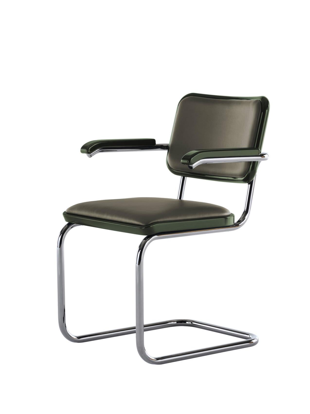 Jil Sander für Thonet S 64 P Serious aus lackiertem Holz und Leder. Neue, aktuelle Produktion.

Mit dem JS . THONET signature collection hat sie die berühmtesten Stahlrohr-Klassiker aus den späten 1920er Jahren aufgegriffen und ihnen ihren eigenen