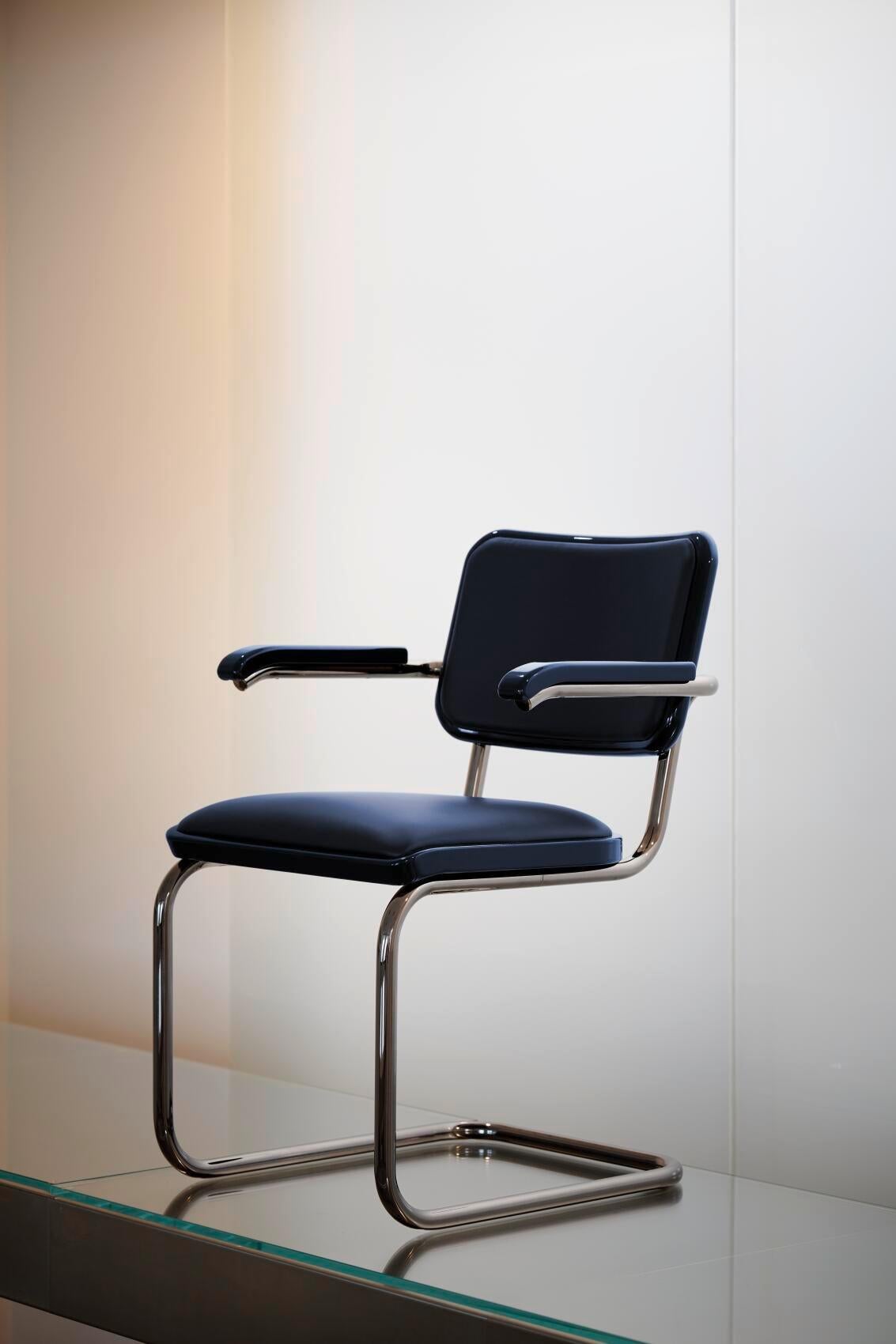 Jil Sander für Thonet S 64 P Serious 04 aus lackiertem Wood und blauem Leder im Angebot 7