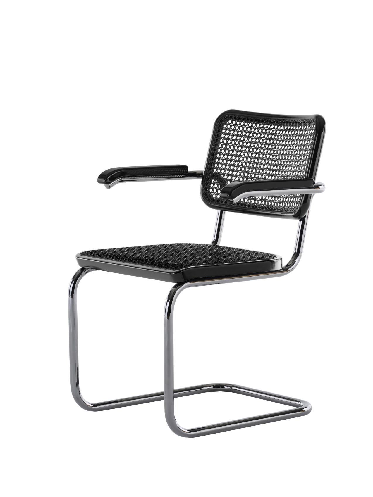Jil Sander für Thonet S 64 P Serious aus lackiertem Holz und Leder. Neue, aktuelle Produktion.

Mit dem JS . THONET signature collection hat sie die berühmtesten Stahlrohr-Klassiker aus den späten 1920er Jahren aufgegriffen und ihnen ihren eigenen