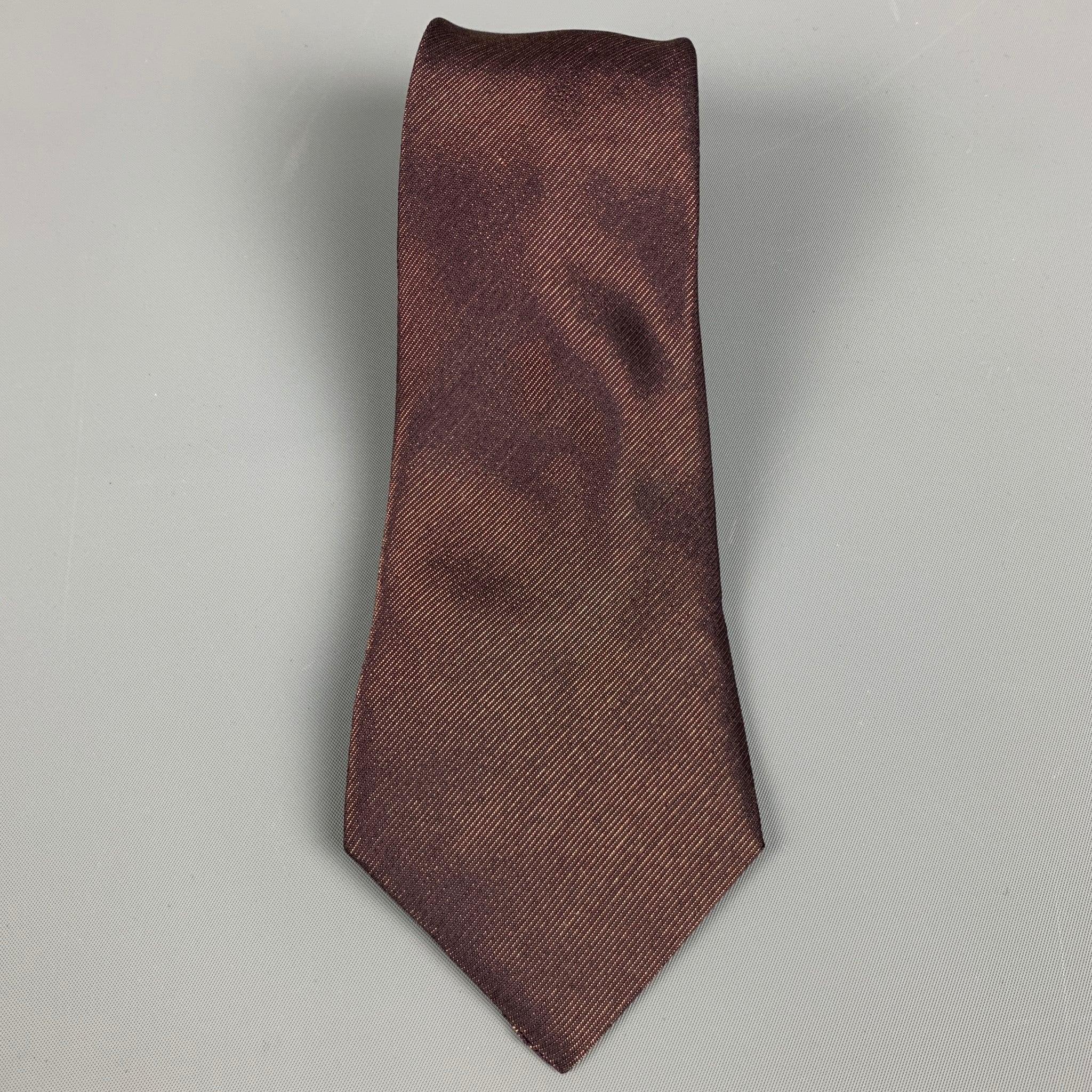 JIL SANDER
necktie in a gold tone and purple silk interwoven with metal, giving the tie its soft yet metallic appearance. Made in Italy.Excellent Pre-Owned Condition. 

Measurements: 
  Width: 3.5 inches Length: 62 inches 
  
  
 
Reference: