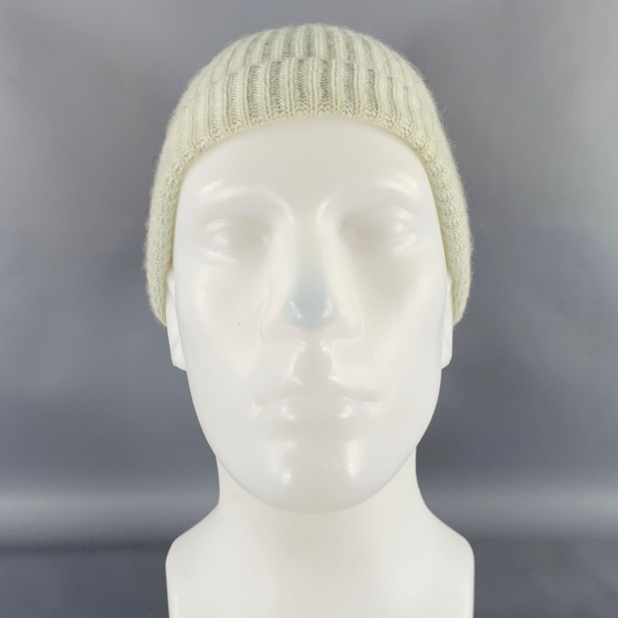 JIL SANDER hat
in a mint green cashmere knit featuring a beanie style and rib knit design. Made in Italy.Excellent Pre-Owned Condition. 

Marked:   JSPN754110 

Measurements: 
  Opening: 21 inches Height: 9 inches 
  
  
 
Sui Generis Reference: