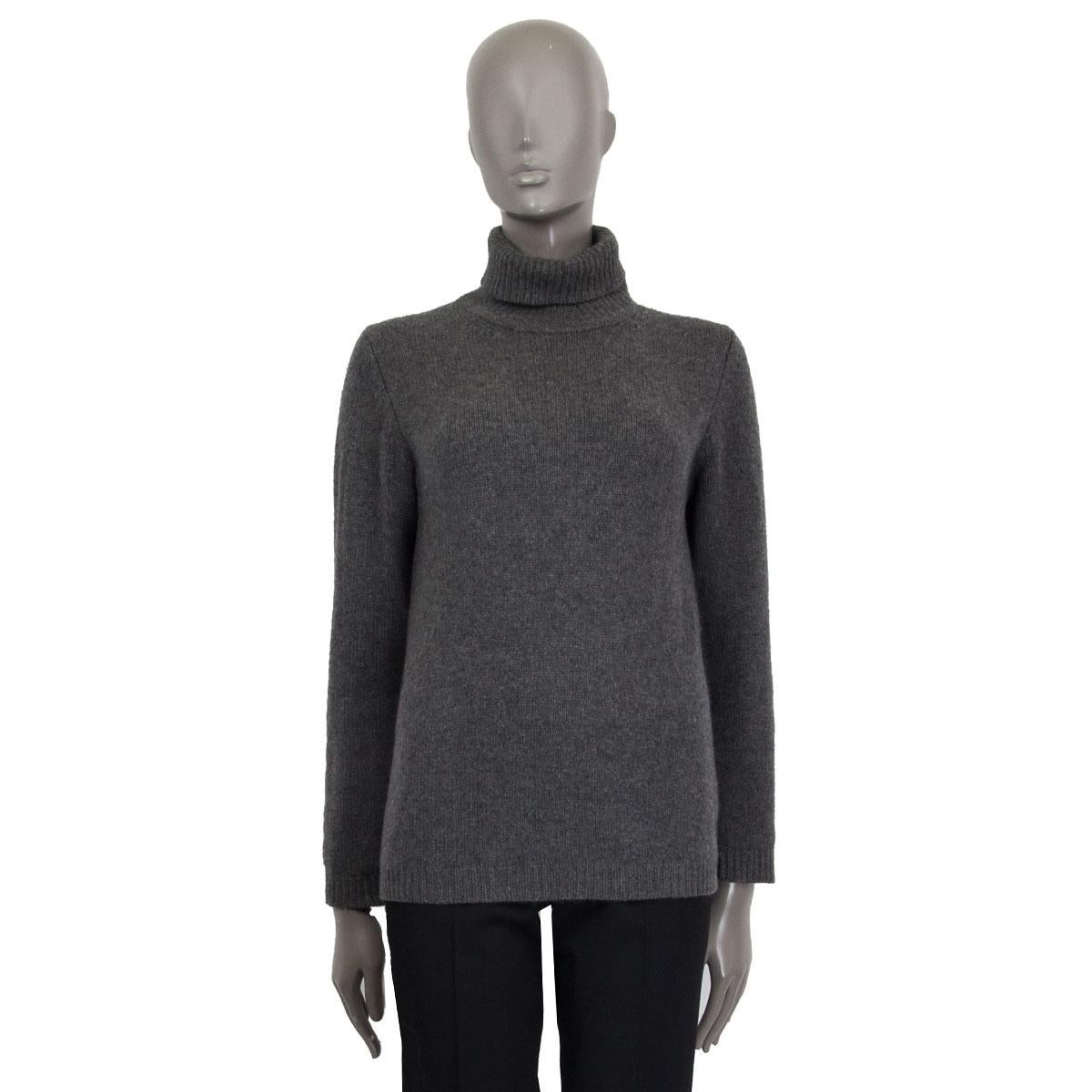 100% authentic Jil Sander turtleneck sweater in gray cashmere (100%). Has been worn and is in excellent condition.

Tag Size L
Size L
Shoulder Width 38cm (14.8in)
Bust 90cm (35.1in)
Waist 86cm (33.5in)
Hips 86cm (33.5in)
Length 64cm (25in)
Side Seam