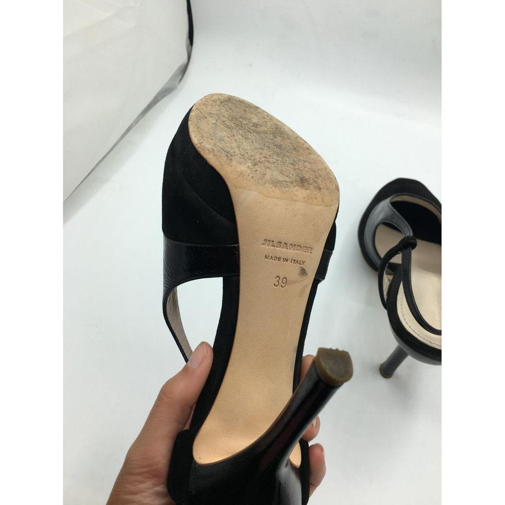 Jil Sander Leather Heels in Black

Open toe Jil Sander. In leather and suedè. 
Issue 39 ita. The inner sole measures 25.5 cm, the heel 11 cm and the platform 1 cm. 
With original box. 
Good general condition, with some signs of use on the heels, as