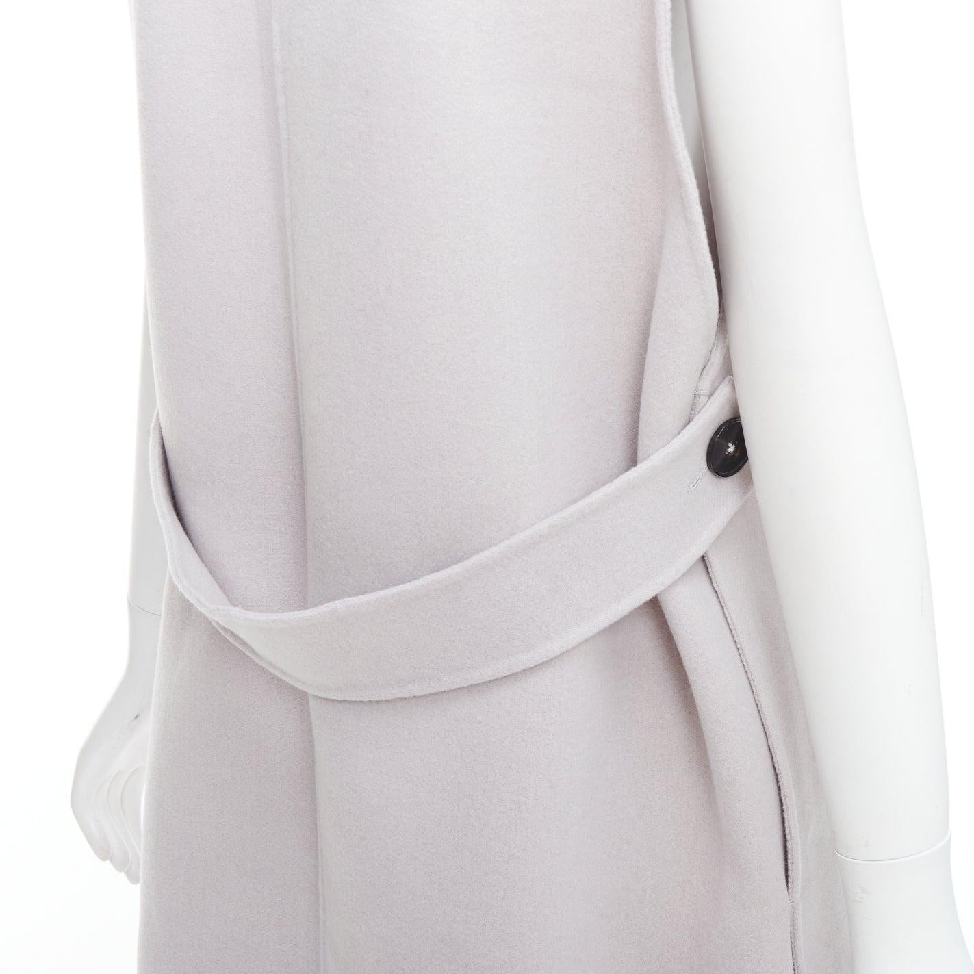 JIL SANDER light grey wool blend double breasted vest coat FR34 XS
Reference: SNKO/A00462
Brand: Jil Sander
Material: Wool, Blend
Color: Grey
Pattern: Solid
Closure: Snap Buttons
Extra Details: Decorative belt at back.
Made in: