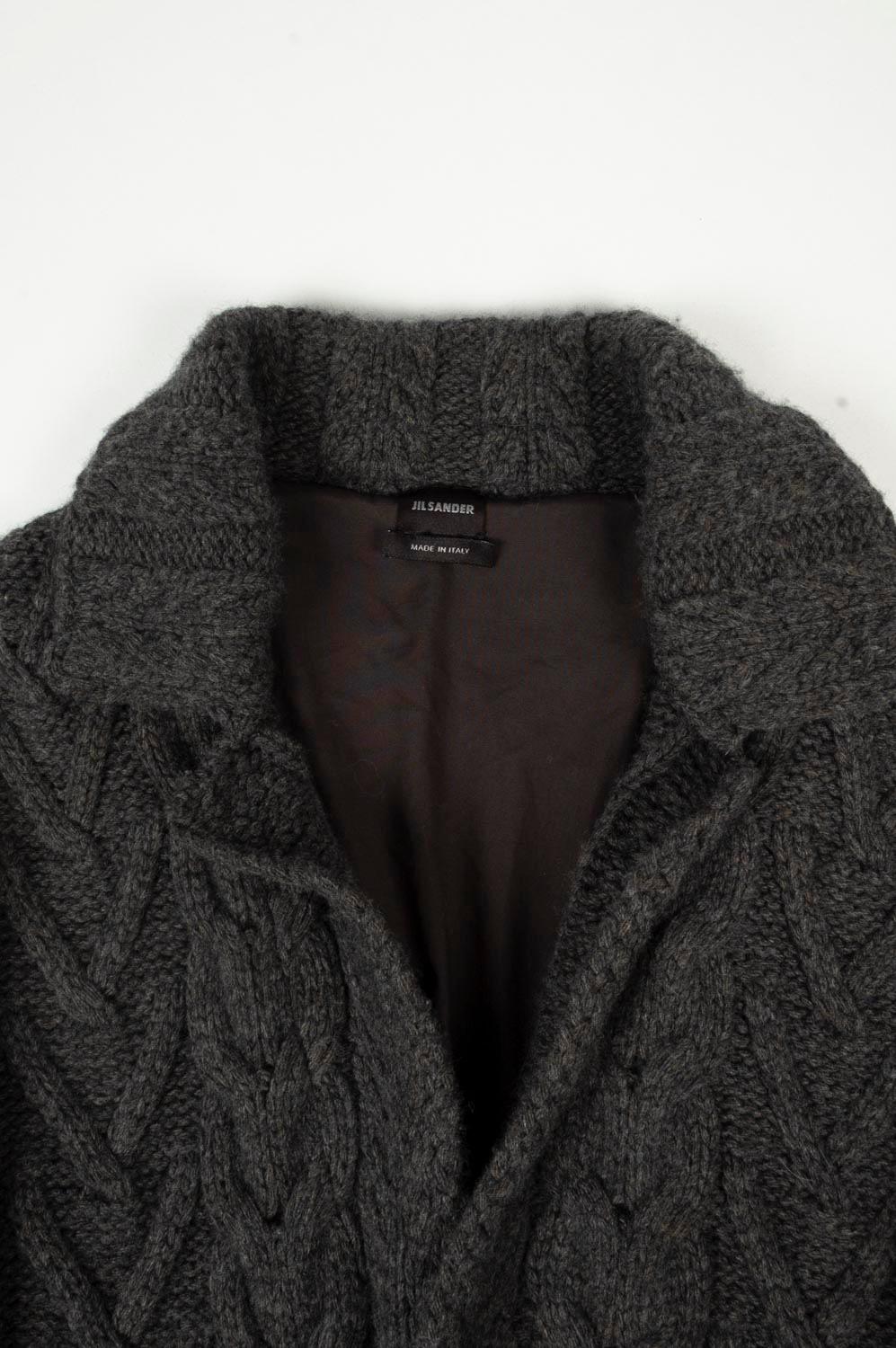 100% genuine Jil Sander Cardigan Men Sweater, S549-1
Color: Grey
(An actual color may a bit vary due to individual computer screen interpretation)
Material: 70% merino wool, 30% cashmere
Tag size: ITA 54 (Large)
This sweater is great quality item.