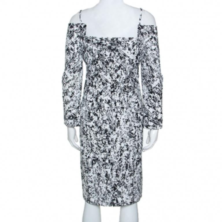 Procedente de la mundialmente reconocida casa Jil Sander, este vestido es un tesoro y un clásico del armario. Ya sea para un evento diurno o nocturno, no puedes equivocarte con este vestido monocromático que luce un impresionante estampado. La