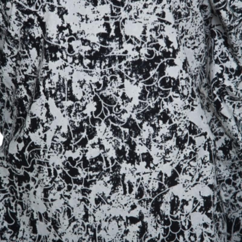 Dieses Kleid aus dem weltweit anerkannten Haus Jil Sander ist ein Schatz und ein Klassiker im Kleiderschrank. Ob tagsüber oder abends, mit diesem monochromen Kleid mit dem tollen Print können Sie nichts falsch machen. Die schulterfreie Silhouette