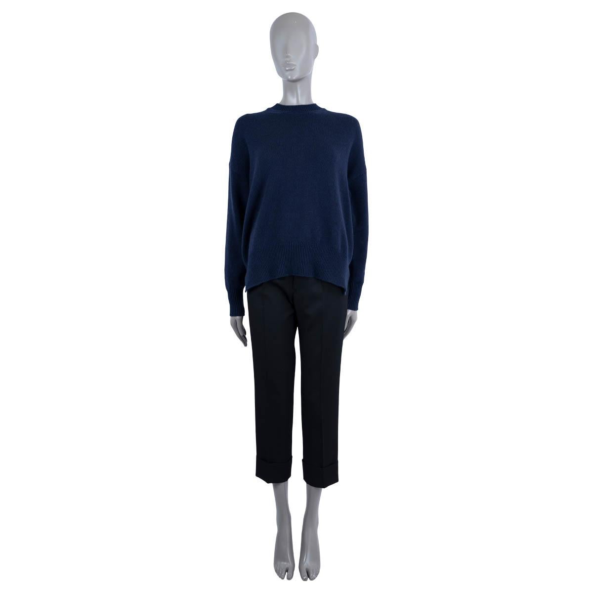 100% authentic Jil Sander sweater in navy blue cashmere (100%). Features a loose silhouette with dropped shoulders, a crewneck, side slits and wide ribbed hem and cuffs. Has been worn and is in excellent condition.

Measurements
Tag