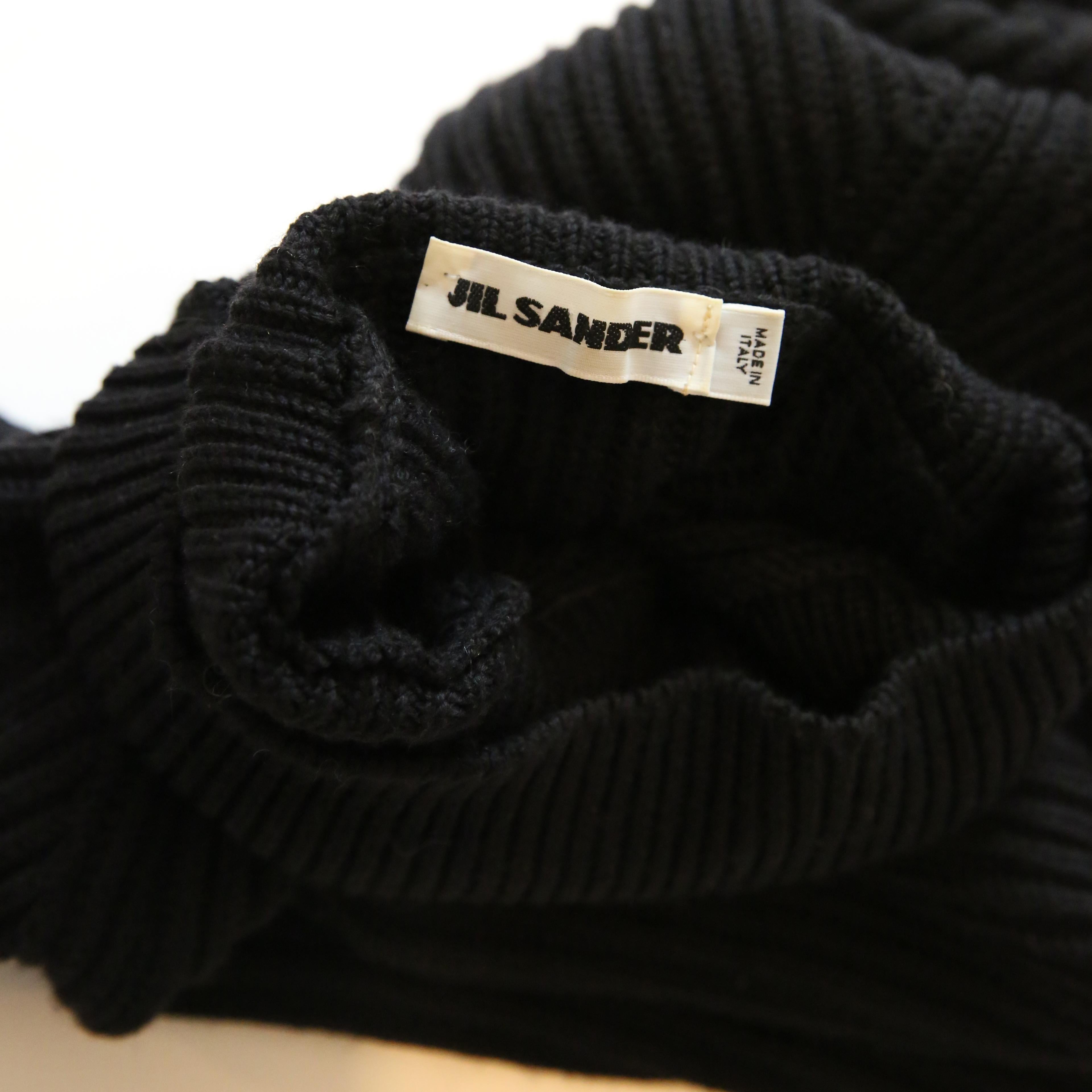 Jil Sander black oversized cropped roll neck sweater
Chunky knit

Composition:
The composition label is faded, but I believe it reads cashmere/wool

Size:
IT 40

In excellent condition 

Measurements:
Bust 42