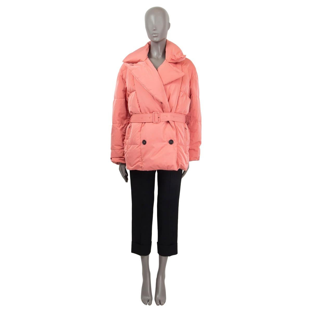 100% authentique Jil Sander oversized double breastasted down jacket in pink polyester (70%) and silk (30%). Il est doté d'une ceinture amovible assortie et de deux poches zippées. S'ouvre par des boutons sur le devant. Doublure en polyester noir