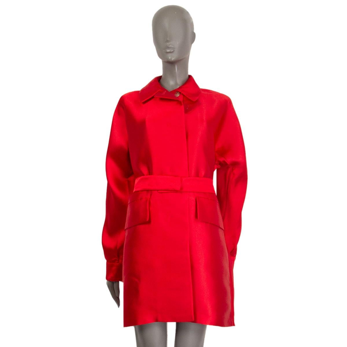 100% authentic Jil Sander belted satin trench coat in red polyester (79%) and silk (21%) with buttoned sleeve cuffs and flap pockets. Closes with three concealed buttons on the front,two at the neck and with a matching belt . Unlined. Has been worn