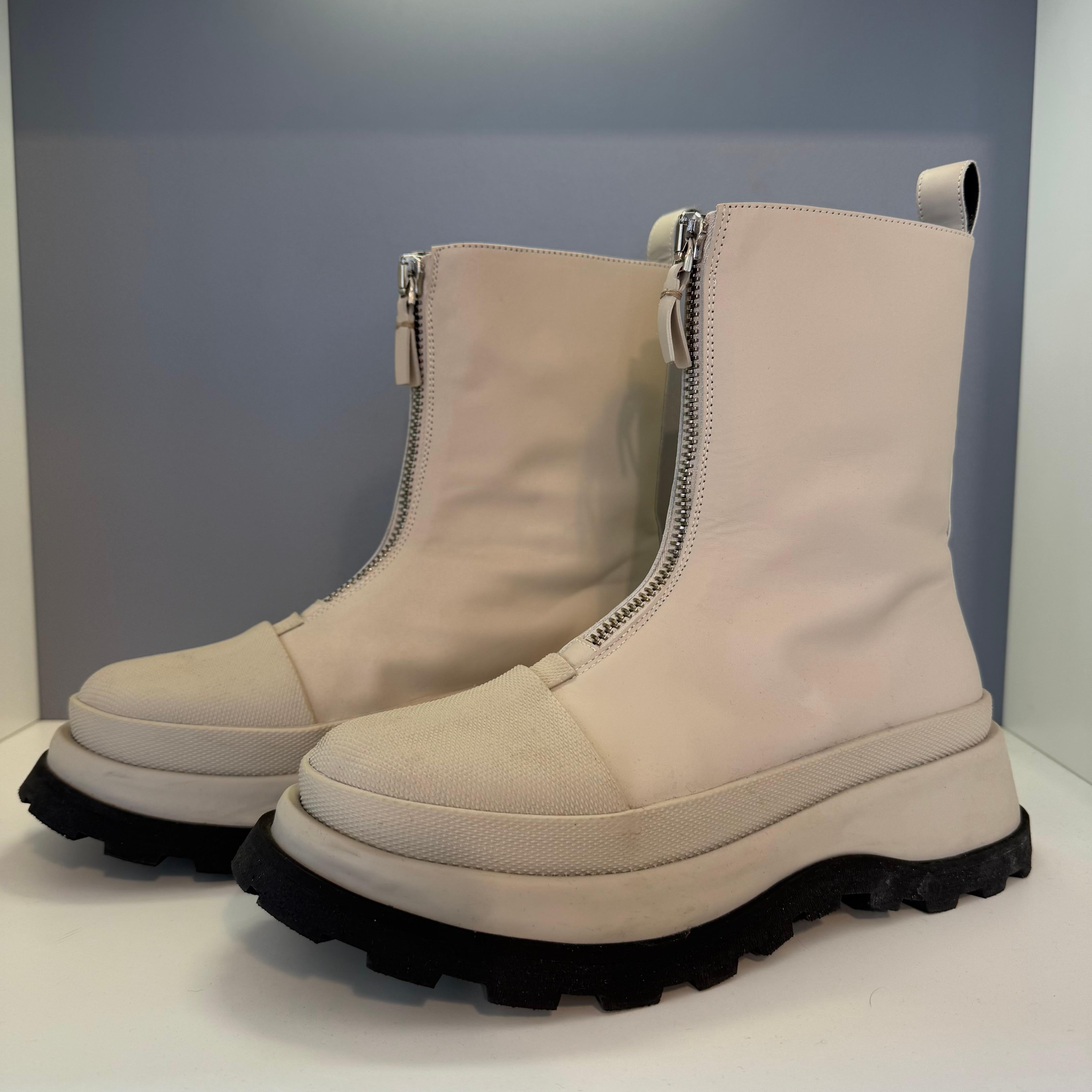 Jil Sander boots
Leather
Sable color
Frontal zip
Rubber sole
Sole height cm 5 (1,96 inches)
Original price € 1090
Worldwide fast shipping included in the price