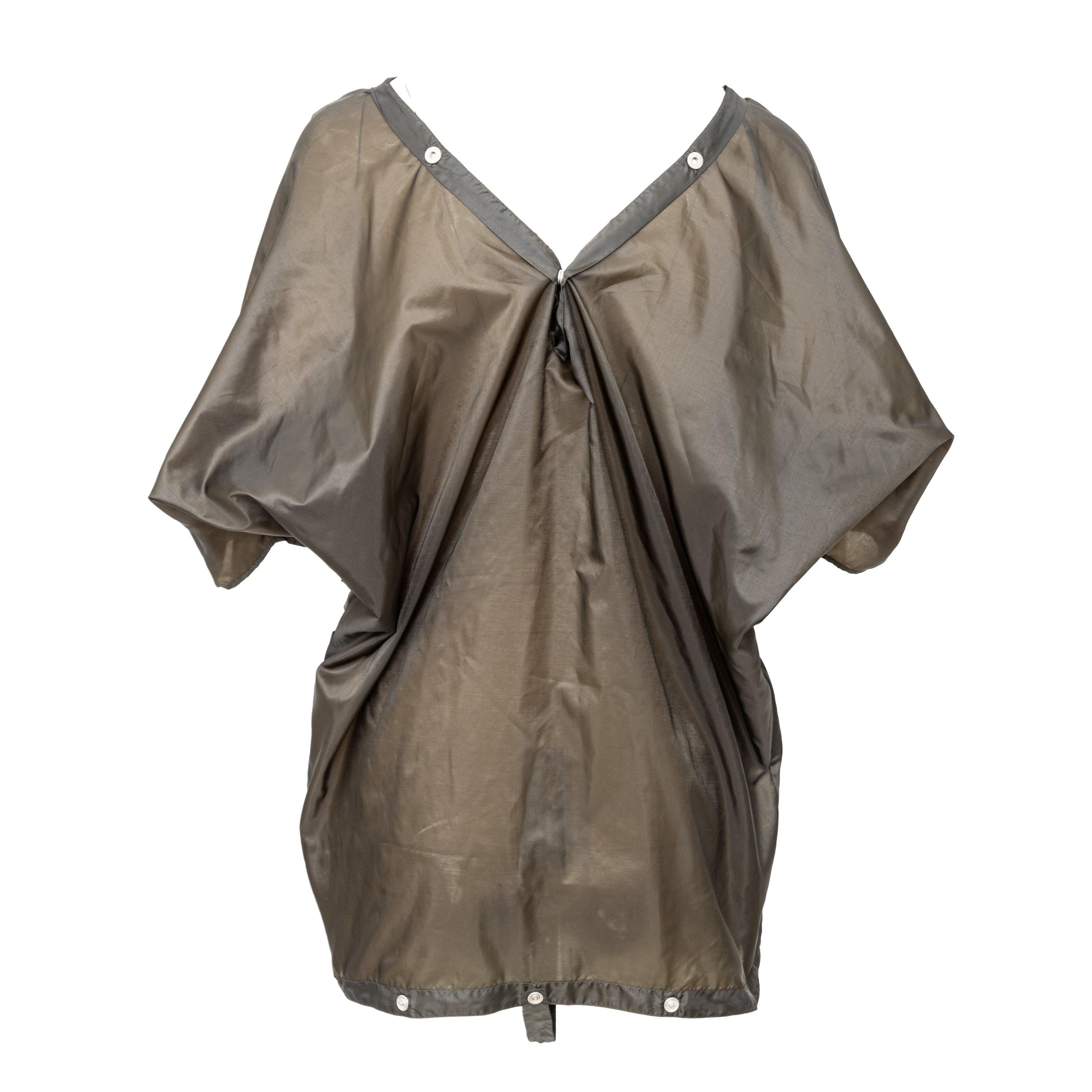Dieses halbdurchsichtige Oberteil im Windbreaker-Stil aus der Jil Sander Collection'S 2008 wurde fachmännisch aus Nylon mit einer Beschichtung aus Elasthan gefertigt und verfügt über einen eleganten V-Ausschnitt mit Ösen und Druckknöpfen.

Ärmel (ab