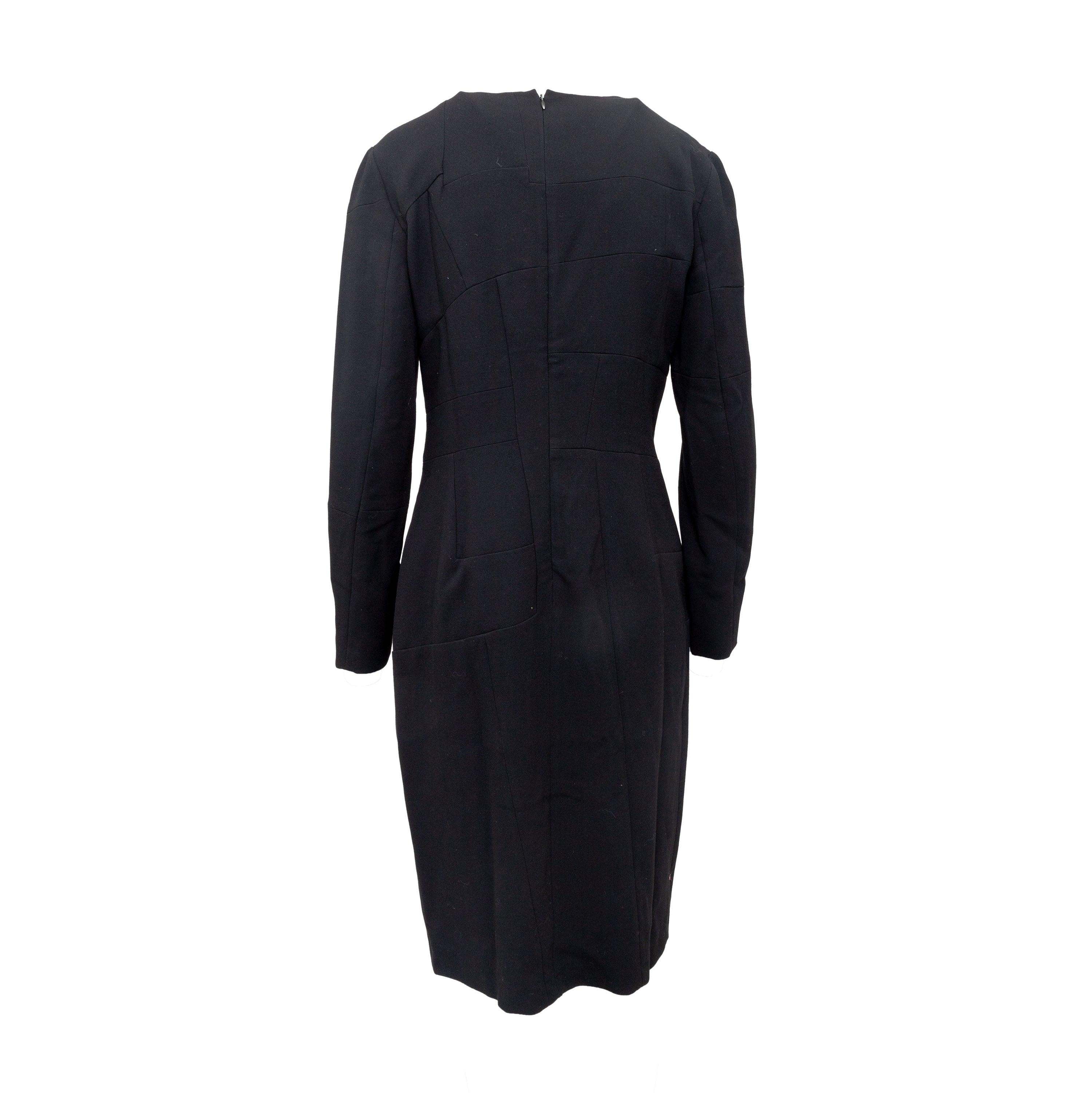 Confeccionado por expertos en 100% lana, el vestido Jil Sander tiene cuello redondo y manga larga, lo que le da un aspecto clásico, mientras que las exclusivas costuras estilo patchwork le añaden un toque moderno. Perfecto para cualquier evento de