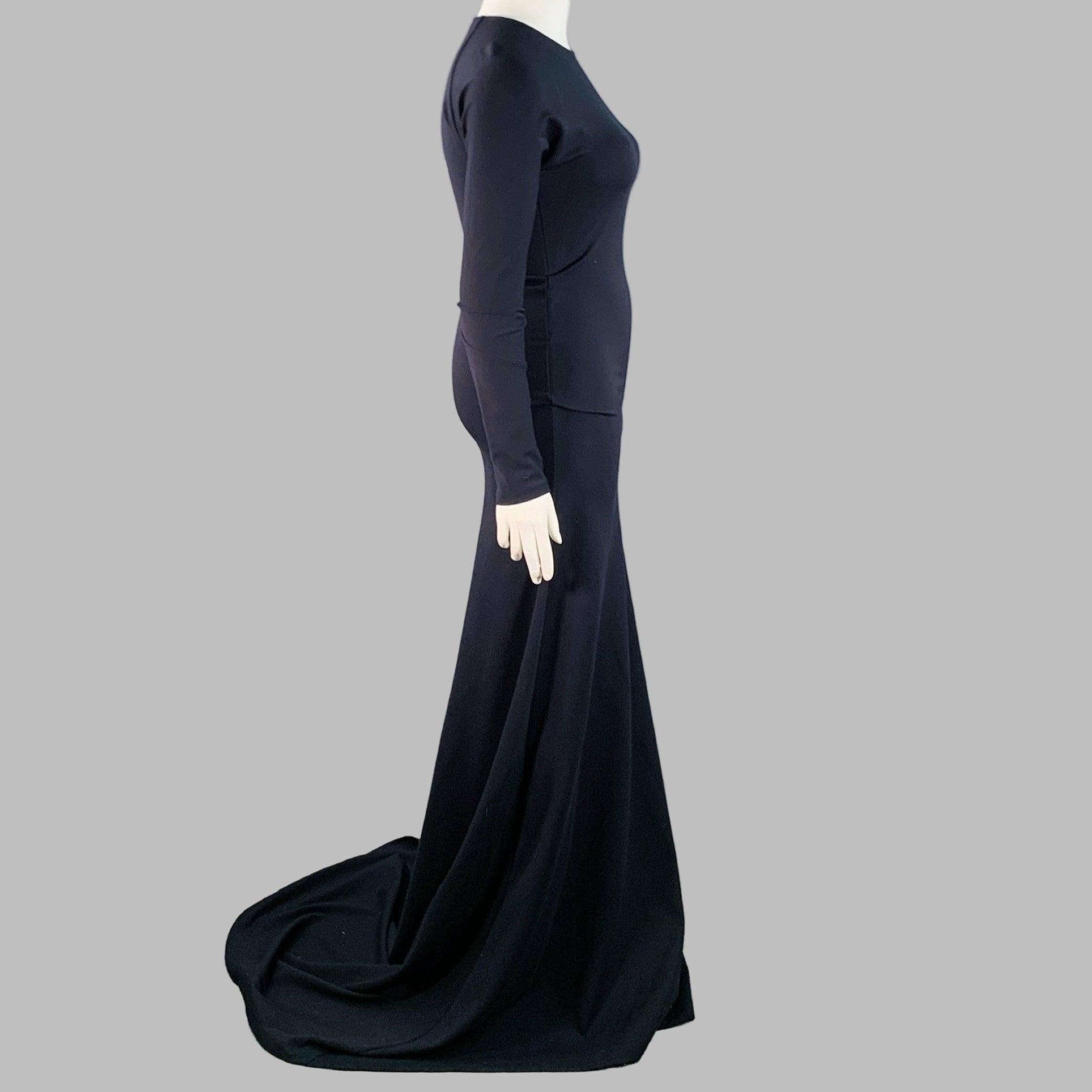 Robe JIL SANDER en tissu mélangé de viscose marine présentant un style ruché, des manches longues, une traîne et une fermeture à glissière sur l'épaule. Fabriqué en Italie. Excellent état.  

Marqué :   DE 40 

Mesures : 
 
Épaule : 16.5 pouces