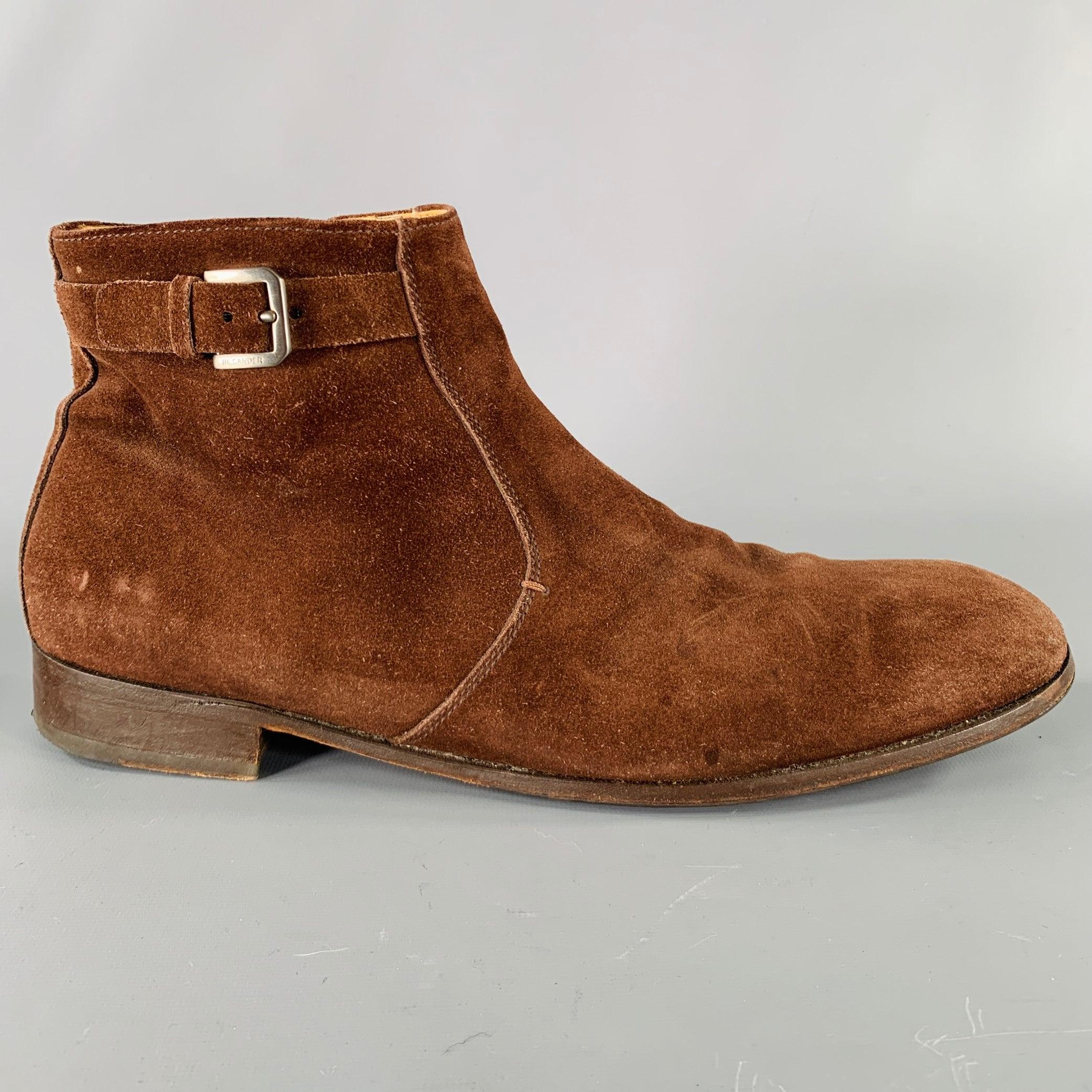 Bottes JIL SANDER
en daim marron, avec un bout rond, des boucles argentées et une fermeture à glissière sur le côté. Fabriqué en Italie. Très bon état. Signes d'usure modérés. 

Marqué :   1 JUT 255 11 

Mesures : 
  Longueur : 12,5 pouces Largeur :