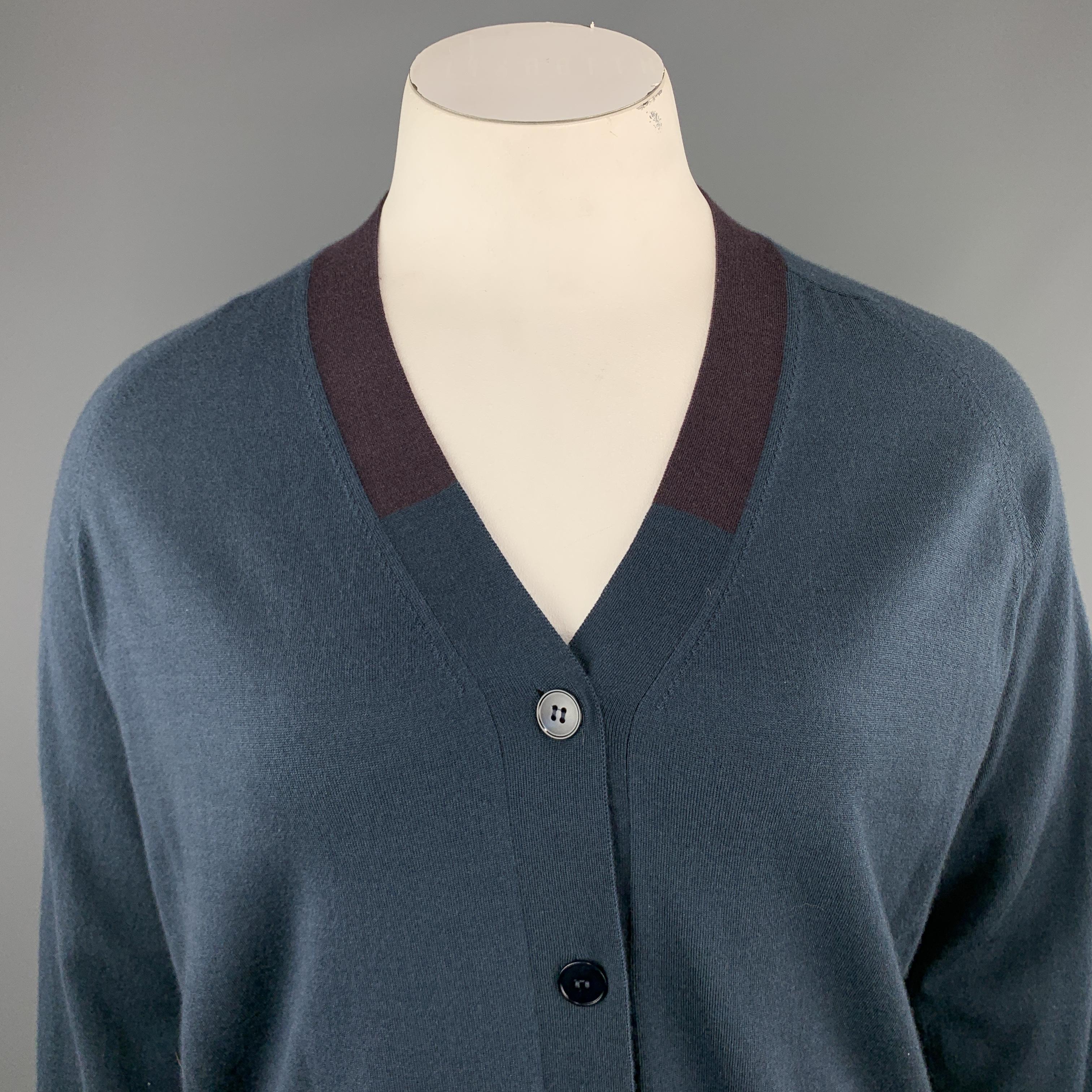 JIL SANDER cardigan comes in navy stretch cashmere silk blend knit with a V neckline, five button front, pockets, and plum color block accents. Made in Italy.

Excellent Pre-Owned Condition.
Marked: T 42

Measurements:

Shoulder: 16 in.
Bust: 44