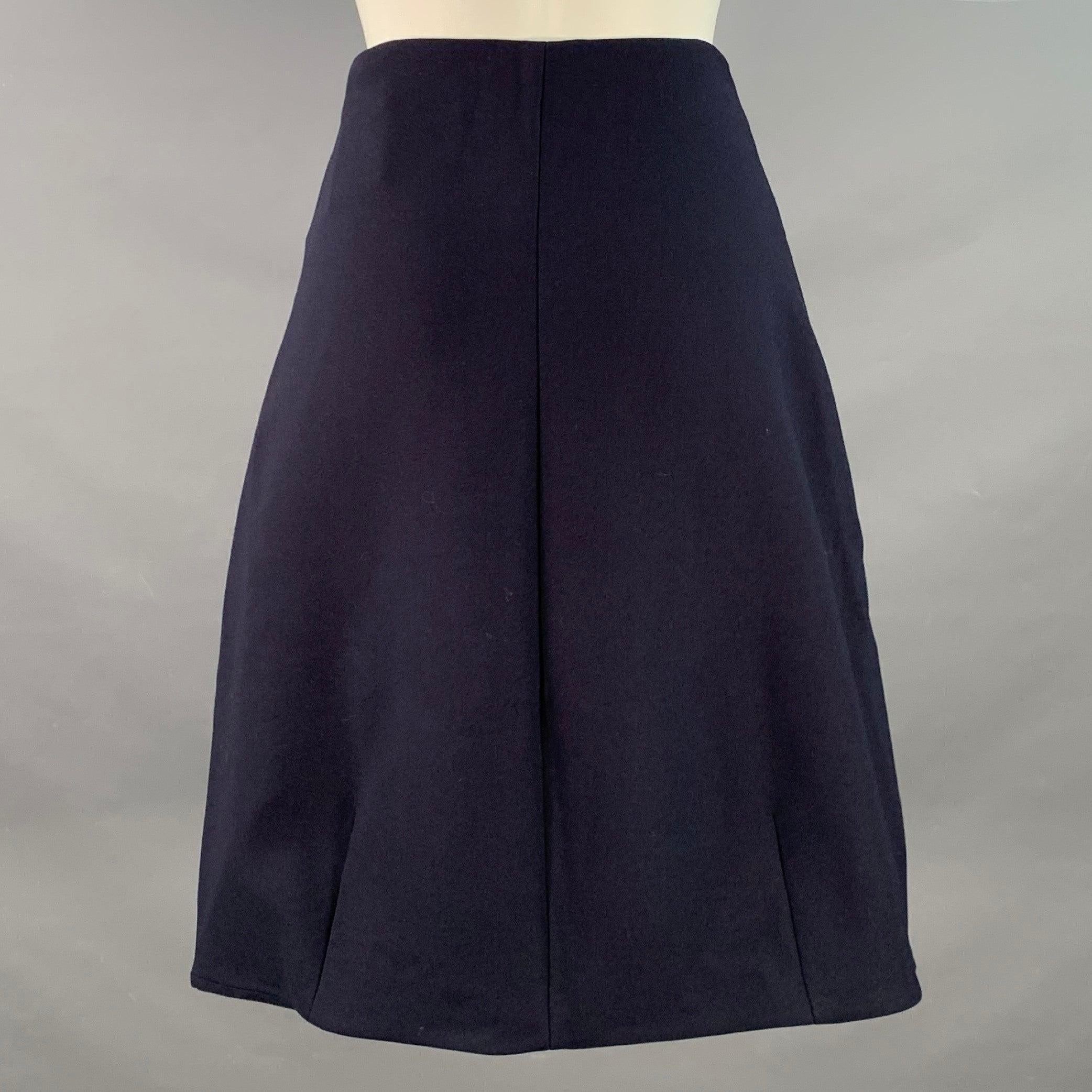 Jupe JIL SANDER
en coton mélangé bleu marine, avec un style A-line, deux poches cachées et une fermeture à glissière. Fabriqué en Italie. Excellent état. 

Marqué :   38 

Mesures : 
  Taille : 29 pouces Hanche : 38 pouces Longueur : 23 pouces 
  
