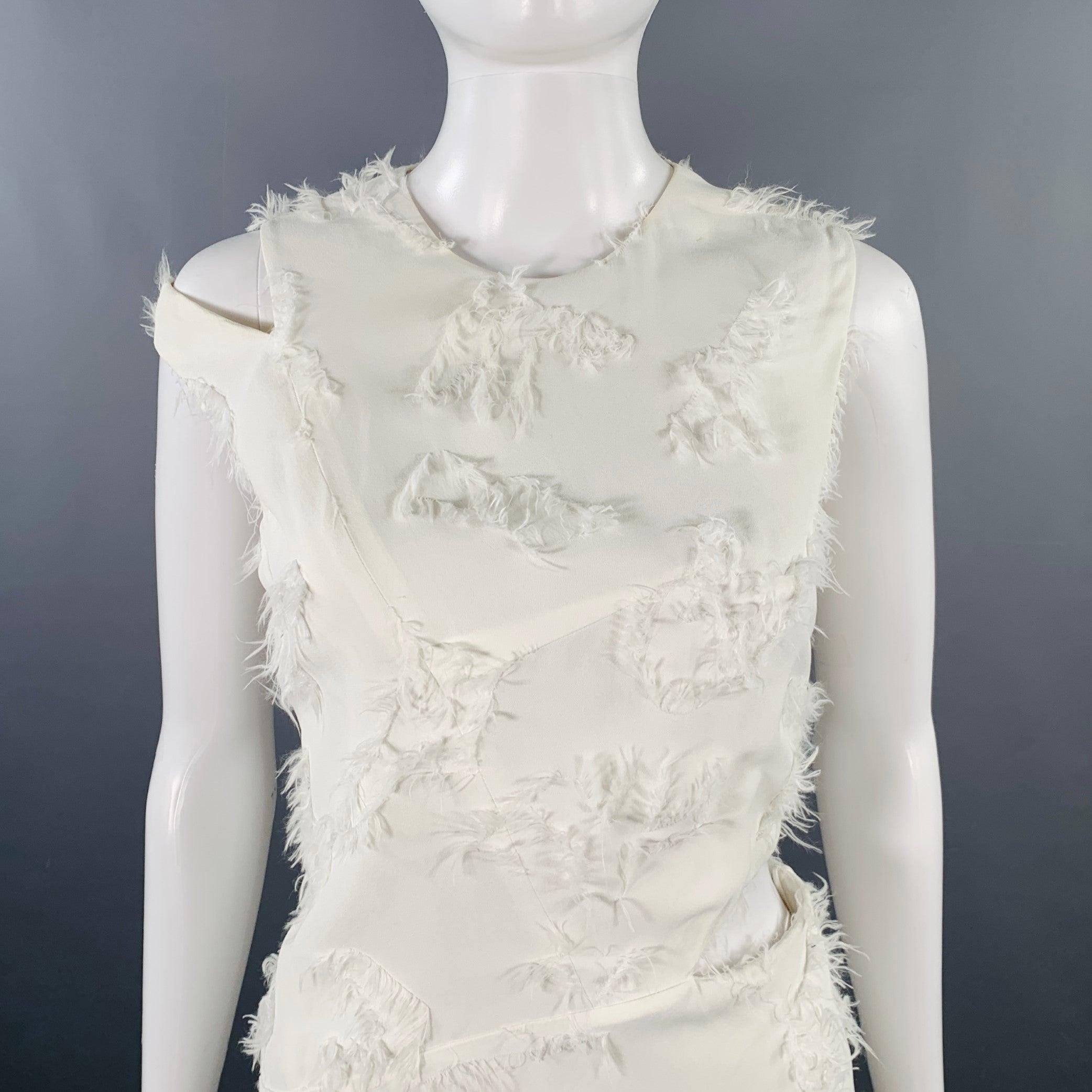 Vestido JIL SANDER
en viscosa blanca con un diseño de flecos de plumas, detalles de recortes laterales y en los hombros, y cierre de cremallera en la espalda. Excelente estado de conservación. 

Marcado:   DE 34 

Medidas: 
 
Hombros 15,5 pulgadas