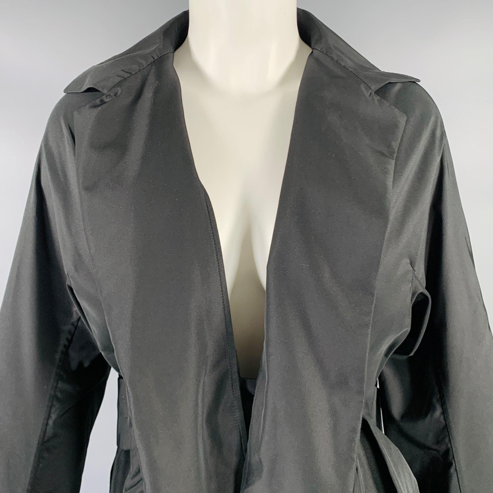 Cappotto Jil Sander
in tessuto di poliestere misto seta nero con ampio bavero, maniche lunghe e chiusura frontale aperta. Made in Italy. Eccellente condizione di usato. 

Contrassegnato:   34 

Misure: 
 
Spalla: 17 pollici  Busto: 34 pollici 