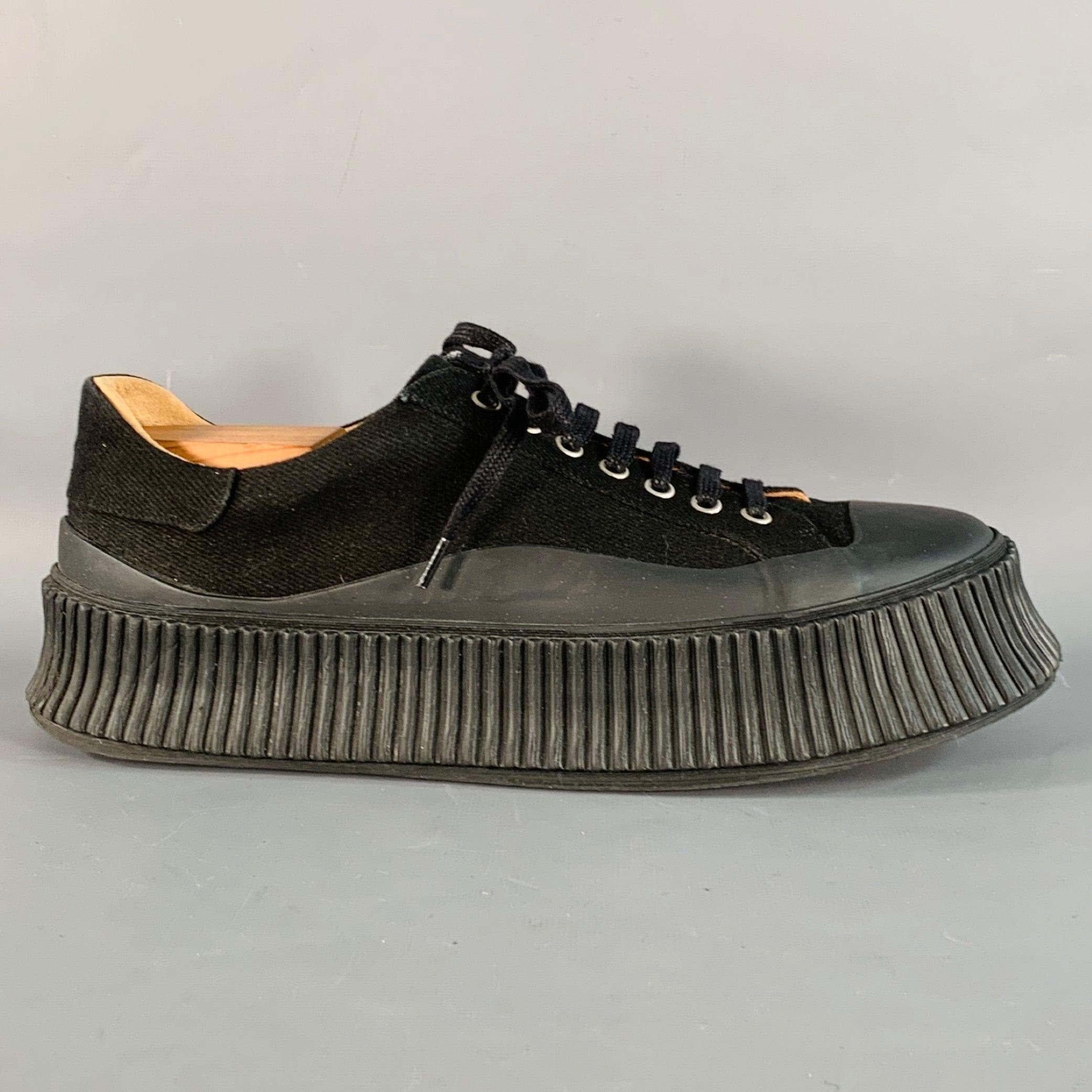 Scarpe da ginnastica Jil Sander
in twill di tela nera con stile low top, suola in crêpe e chiusura con lacci. Gli alberi delle scarpe non sono inclusi.
Made in Spainches Eccellente condizione di usato. Indossato una volta. 

Contrassegnato:   IT