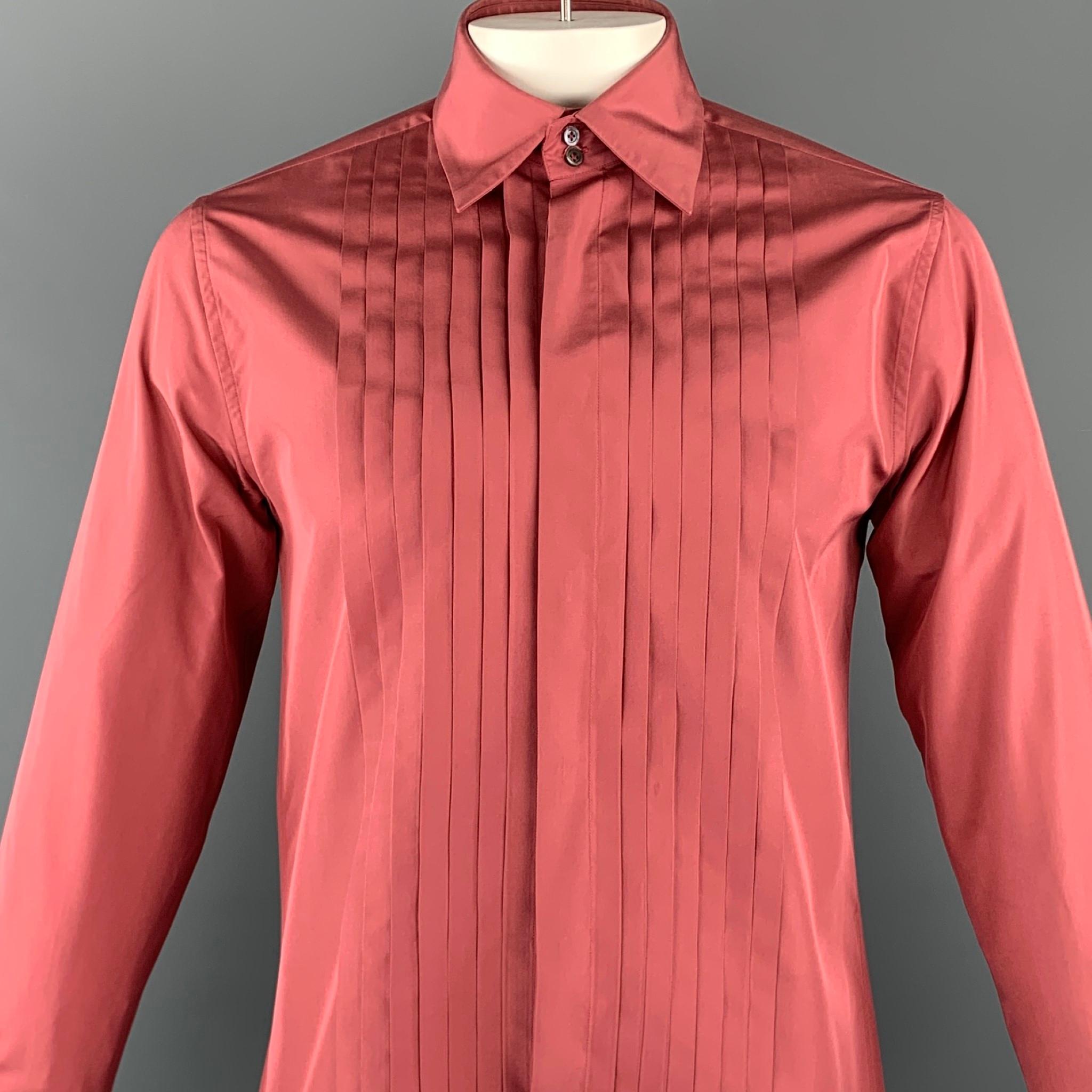 JIL SANDER long sleeve shirt comes in a blush pink silk featuring a button up style, pleated, french cuffs, and a hidden button closure. Made in Italy. Cufflinks not included.

Excellent Pre-Owned Condition.
Marked: 42

Measurements:

Shoulder: 17