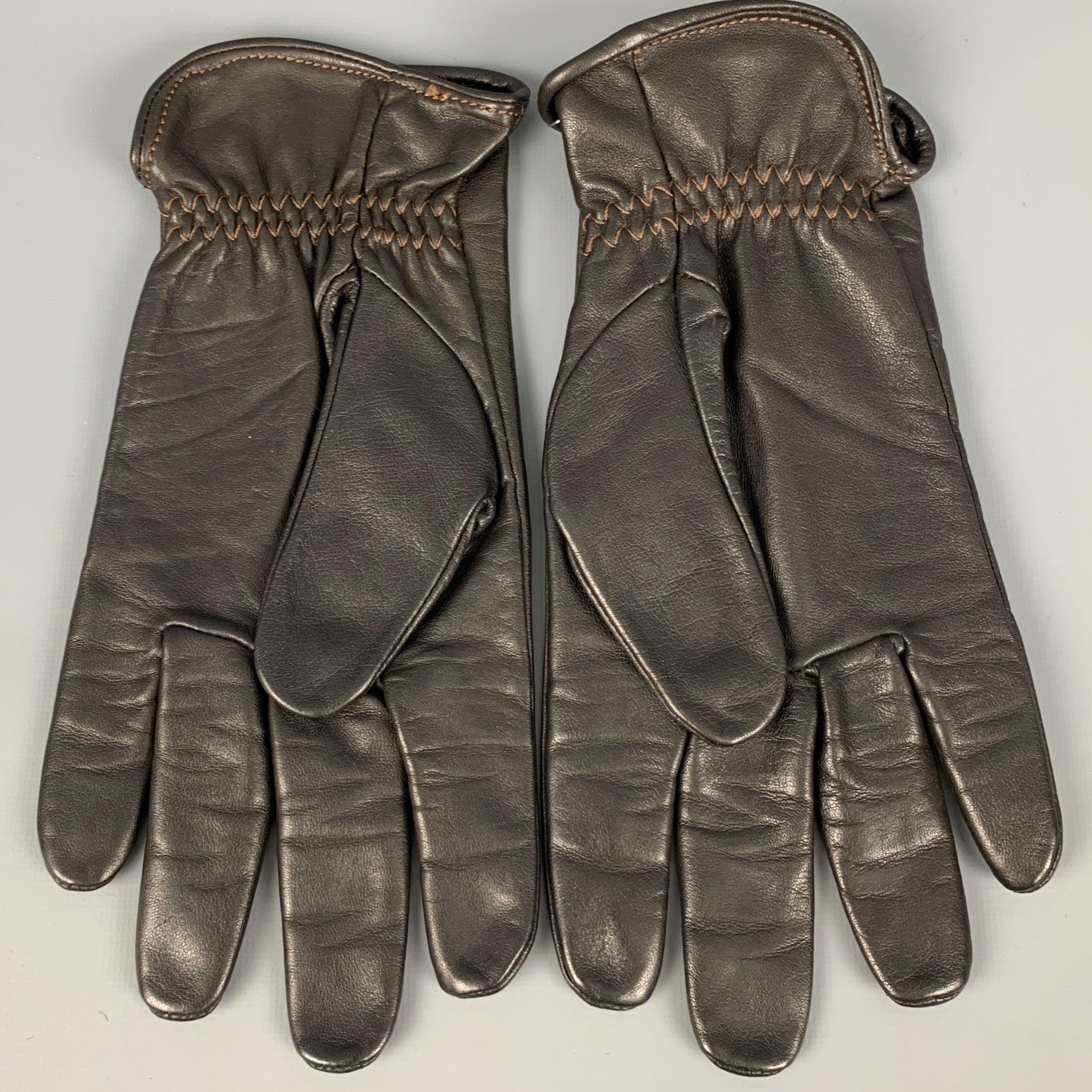 JIL SANDER
gloves in a brown leather. Made in Italy.Very Good Pre-Owned Condition.
Minor signs of wear. 

Marked:   L 

Measurements: 
  Width: 4.5 inches Length: 10.25 inches 
  
  
 
Reference: 125210
Category: Gloves
More Details
    
Brand:  JIL