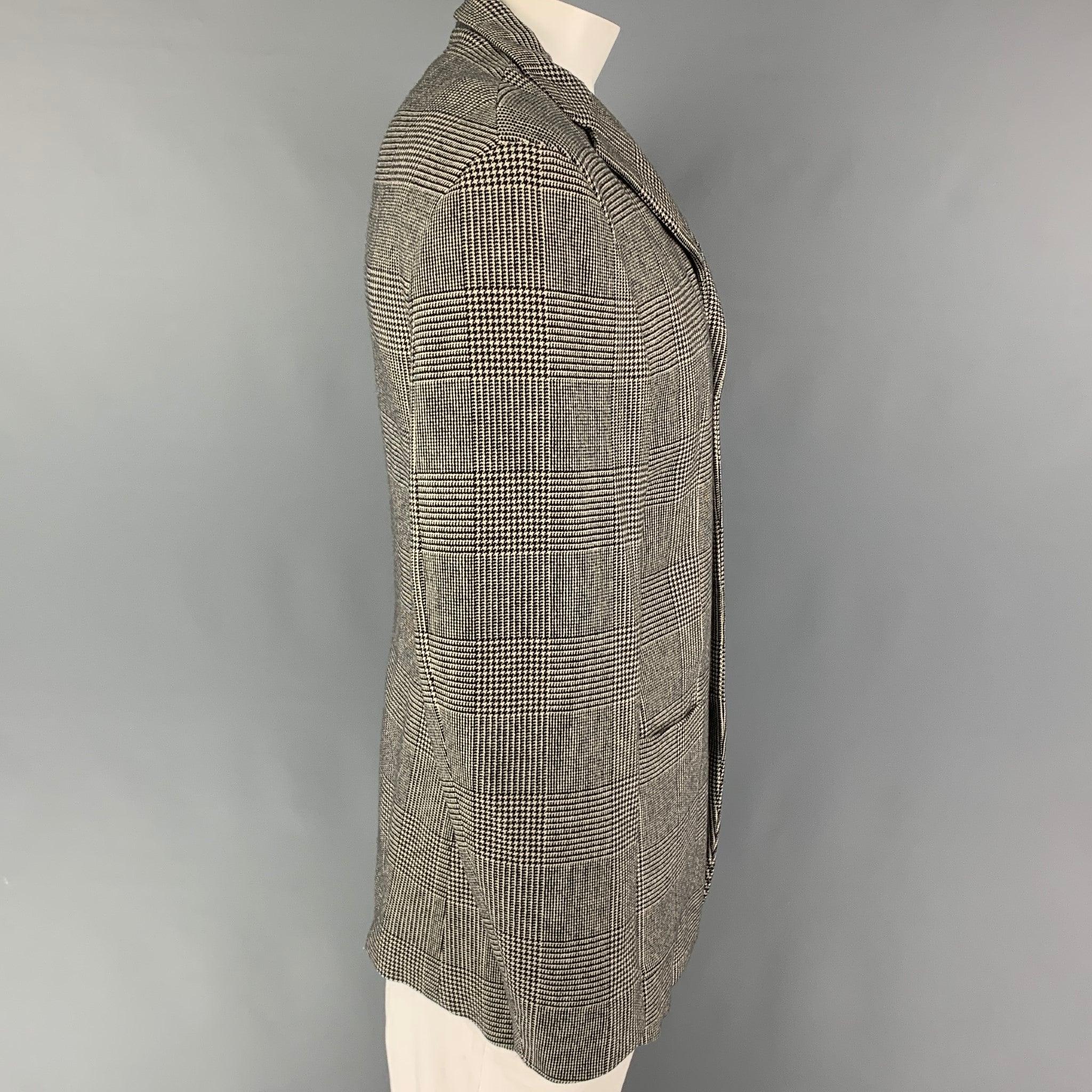 Ce manteau JIL SANDER en cachemire mélangé glenplaid noir et blanc présente un revers à cran, des poches plaquées et une fermeture boutonnée. Fabriqué en Italie.
Etat d'occasion. 

Marqué :  50 

Mesures : 
 
Epaule : 20 pouces Poitrine : 44 pouces