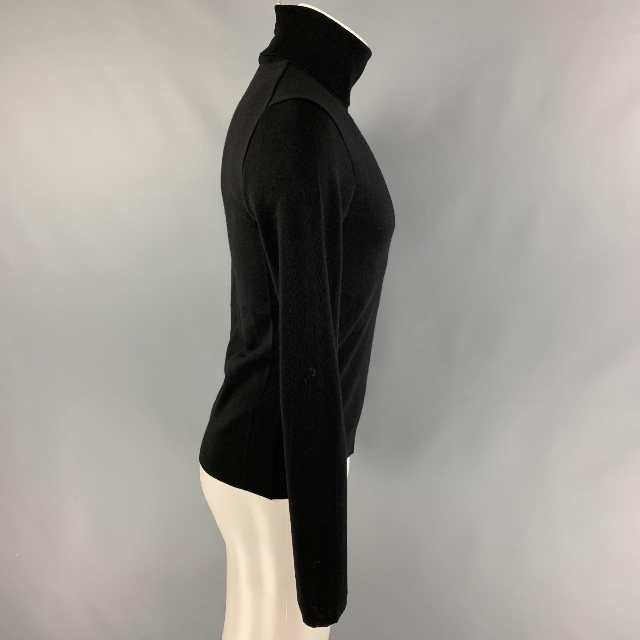 JIL SANDER pullover comes in a black wool featuring a turtleneck. Made in Italy. 

Very Good Pre-Owned Condition.
Marked: 46

Measurements:

Shoulder: 16.5 in.
Chest: 38 in.
Sleeve: 27.5 in.
Length: 25.5 in. 