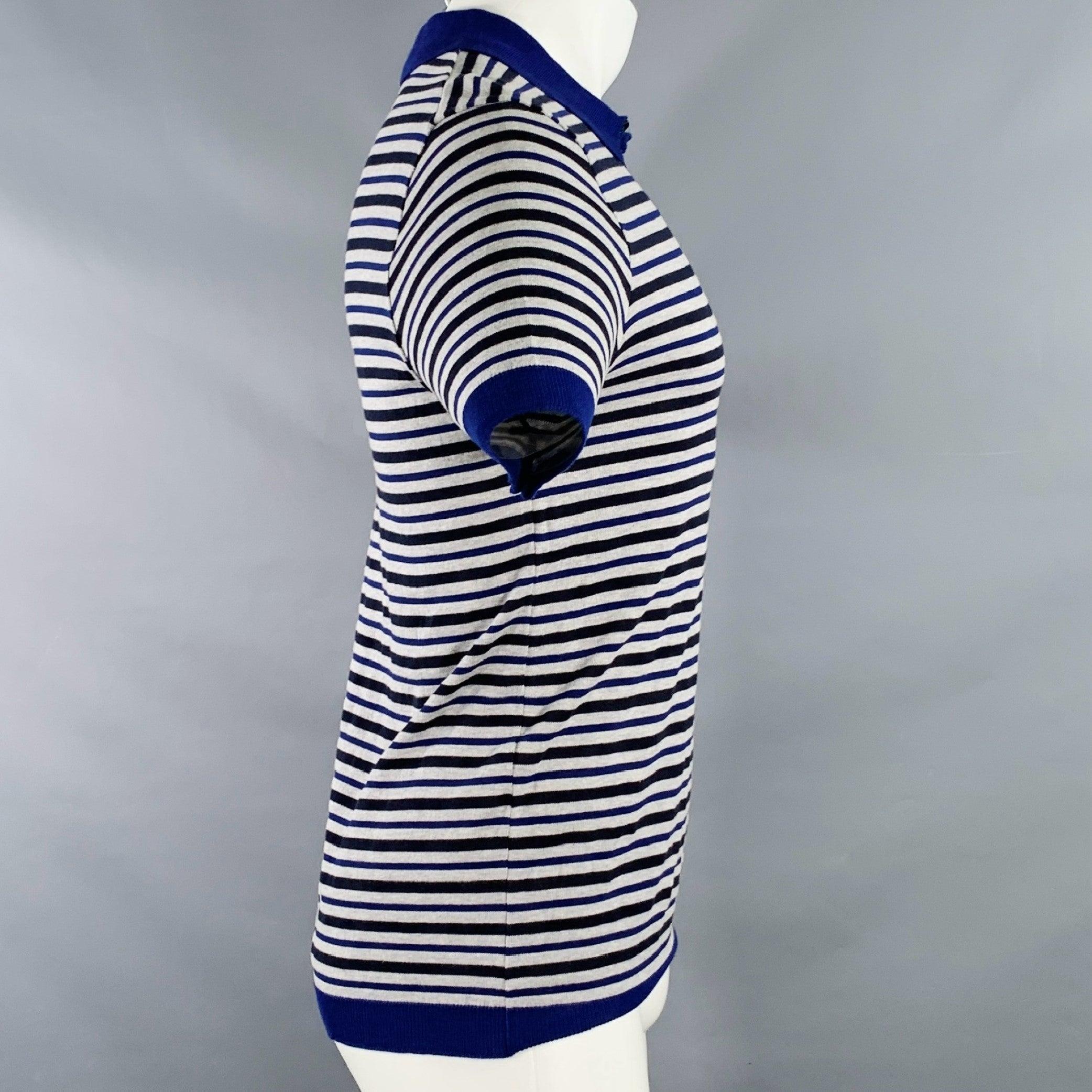 JIL SANDER polo
in einem
grauer, lila und schwarzer Stoff mit Streifenmuster, kontrastierender lila Bordüre und halber Knopfleiste. Ausgezeichneter Pre-Owned Zustand. Tags entfernt. 

Markiert:   Größe nicht markiert 

Abmessungen: 
 
Schultern: